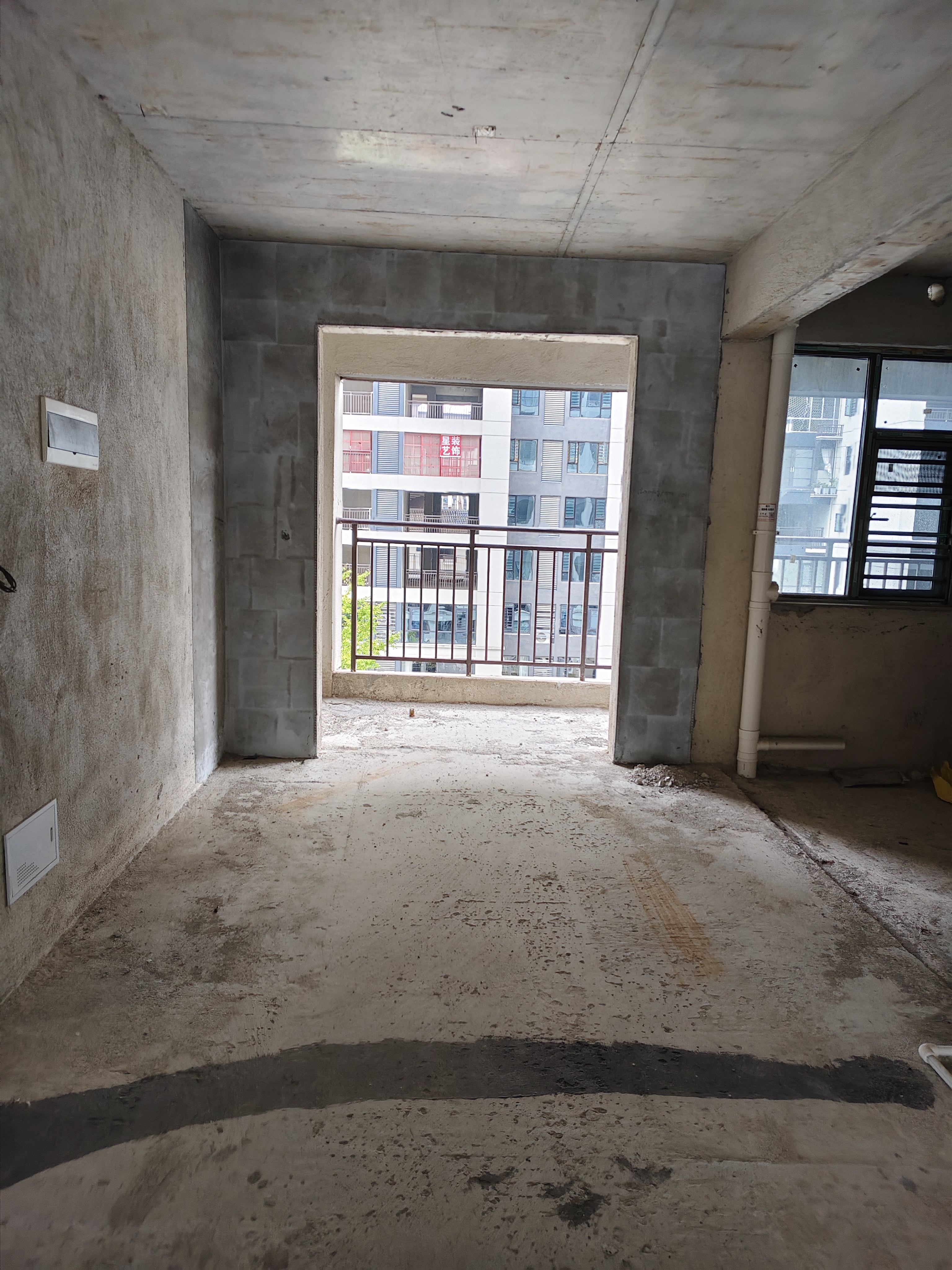 青春里-铂樾府  5室2厅2卫    88.8万客厅