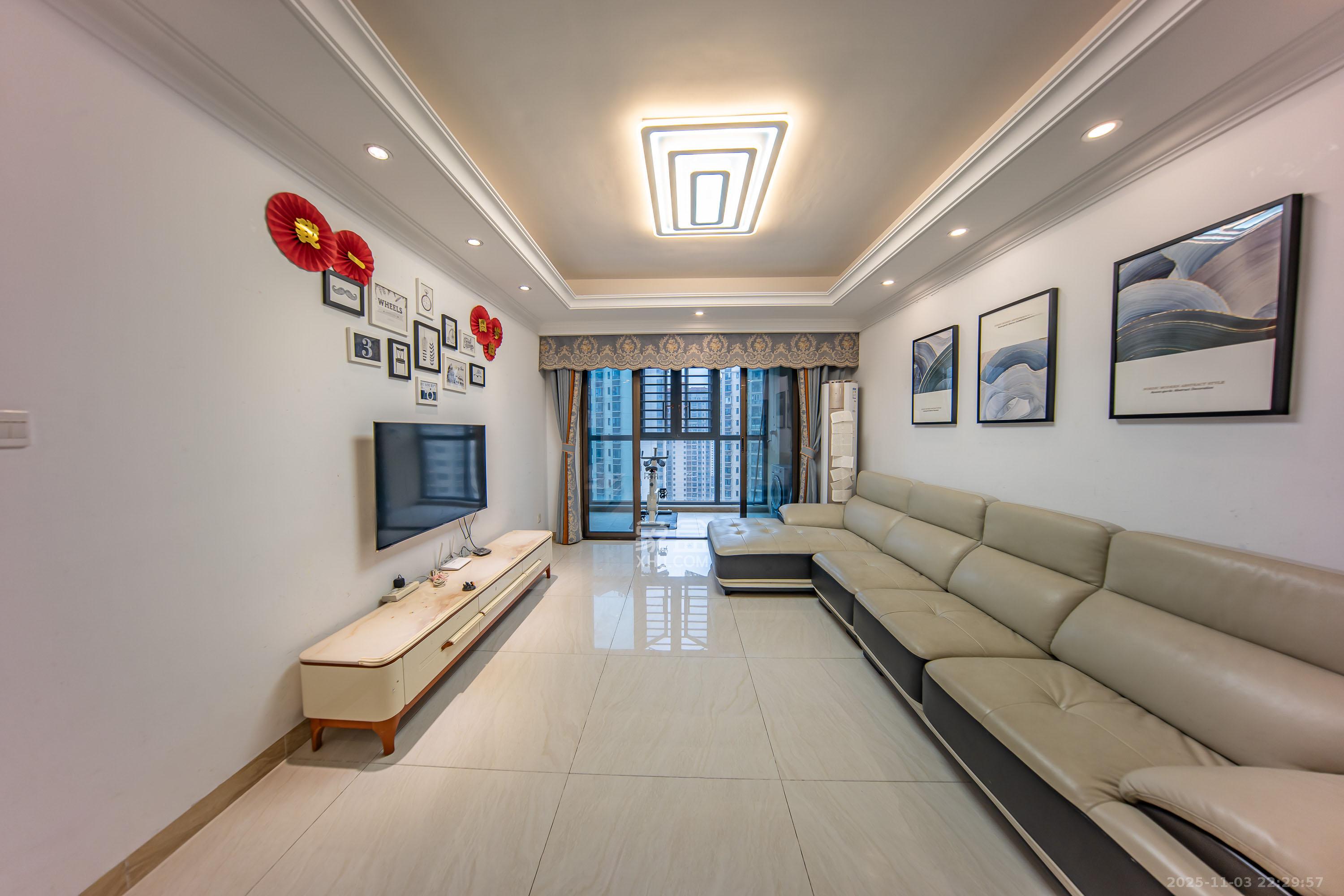 江山帝景哈佛  3室2厅1卫    99.5万客厅