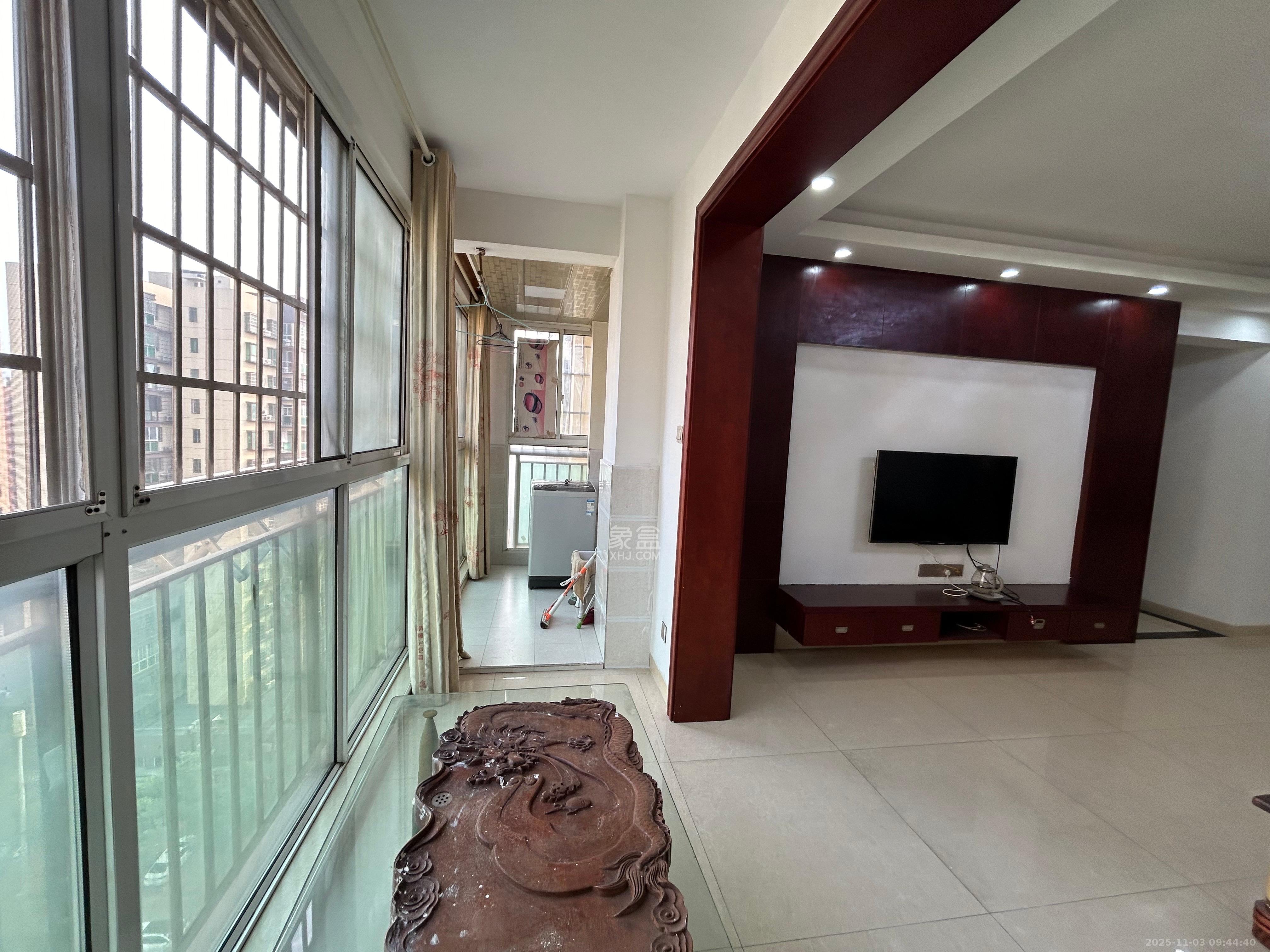 麓谷加州阳光  3室2厅2卫    2600.0元/月室内图