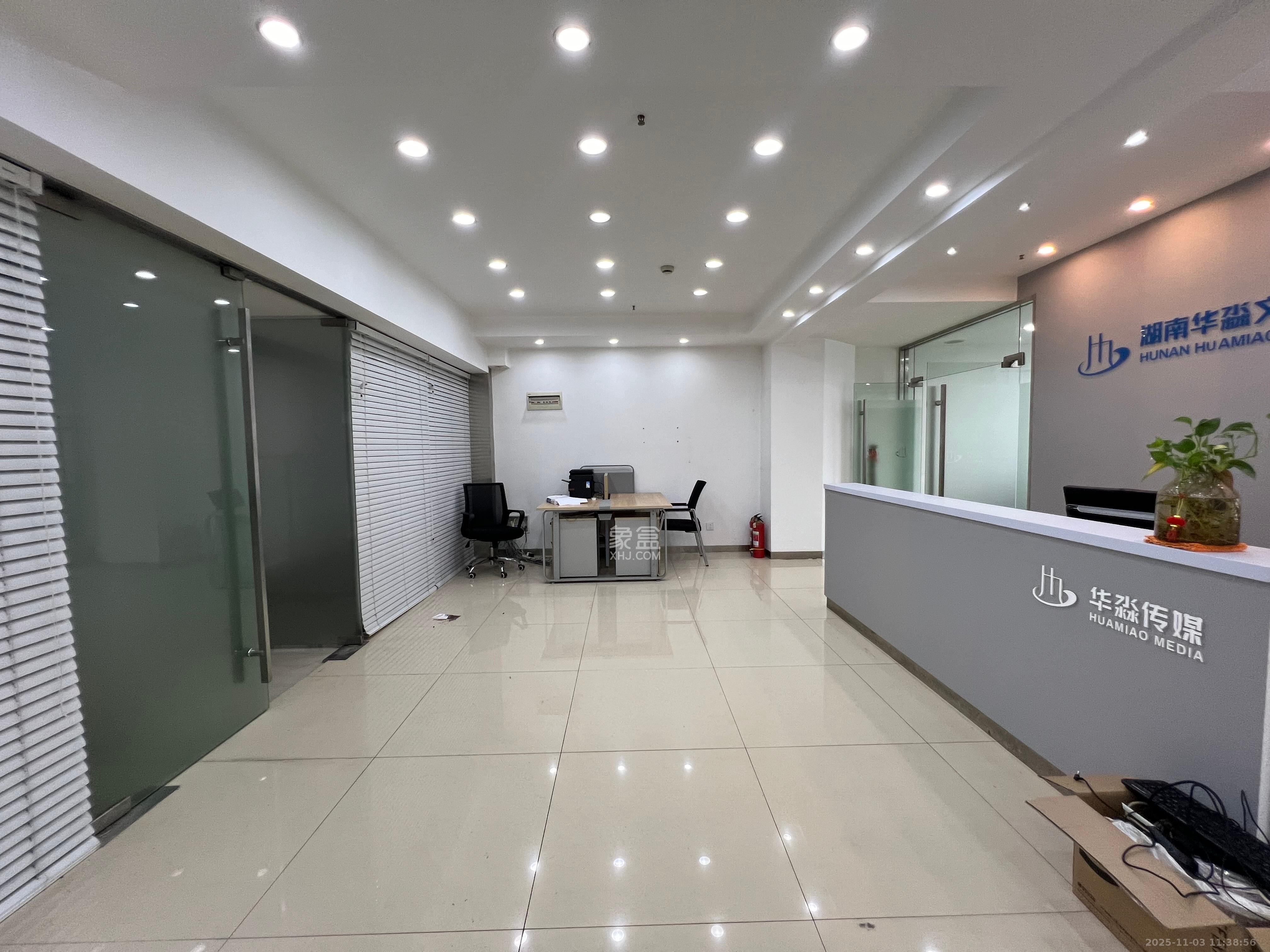 长房中庭国际（东郡华蓉广场）  3室2厅1卫    6200.0元/月室内图