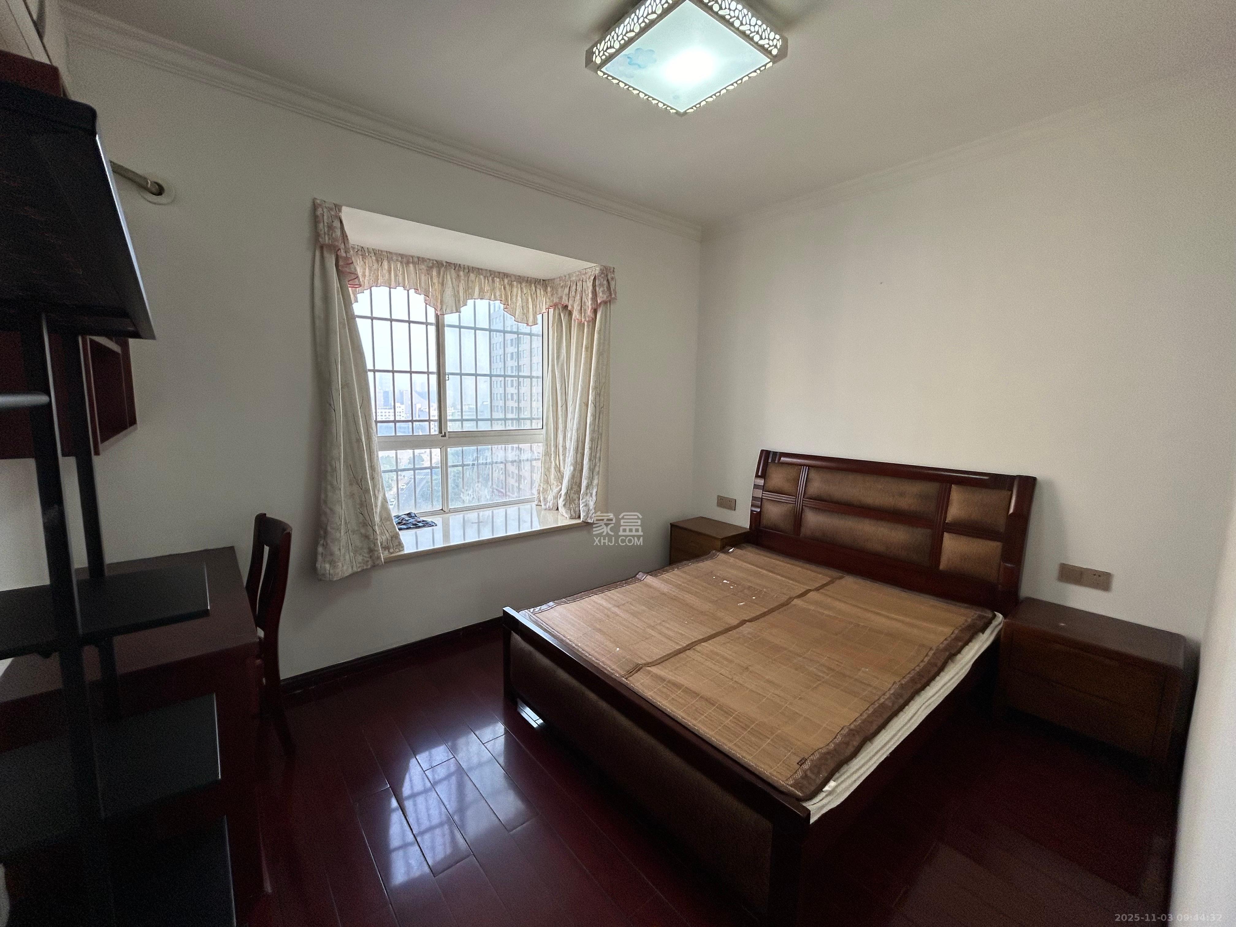 麓谷加州阳光  3室2厅2卫    2600.0元/月室内图