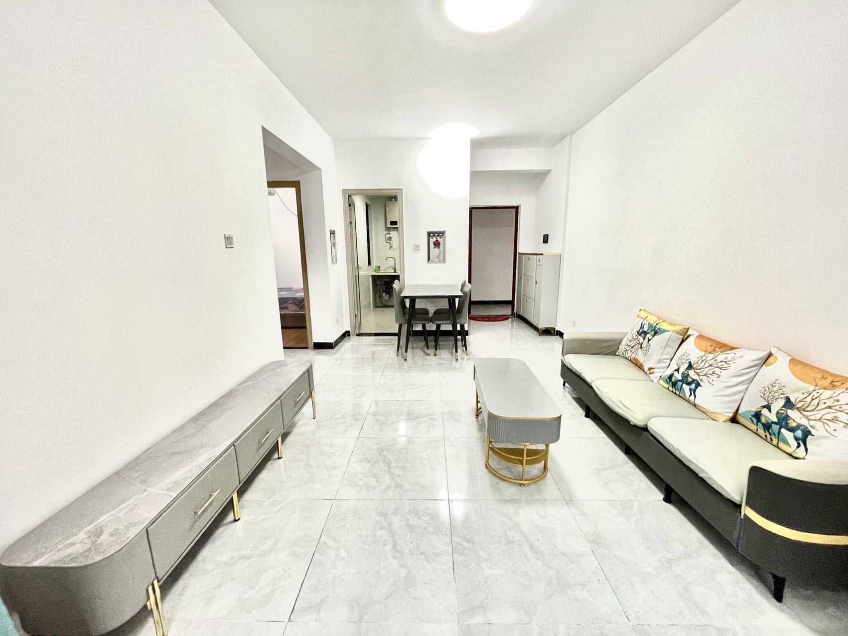 坡博家园四区  2室2厅1卫    2300.0元/月室内图