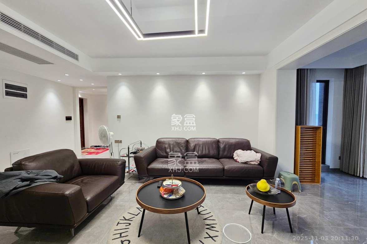 明昇壹城(明昇时代广场)二期 4室2厅3卫 350.0万 明昇壹城(明昇时代广场)二期 4室2厅3卫 350.0万客厅