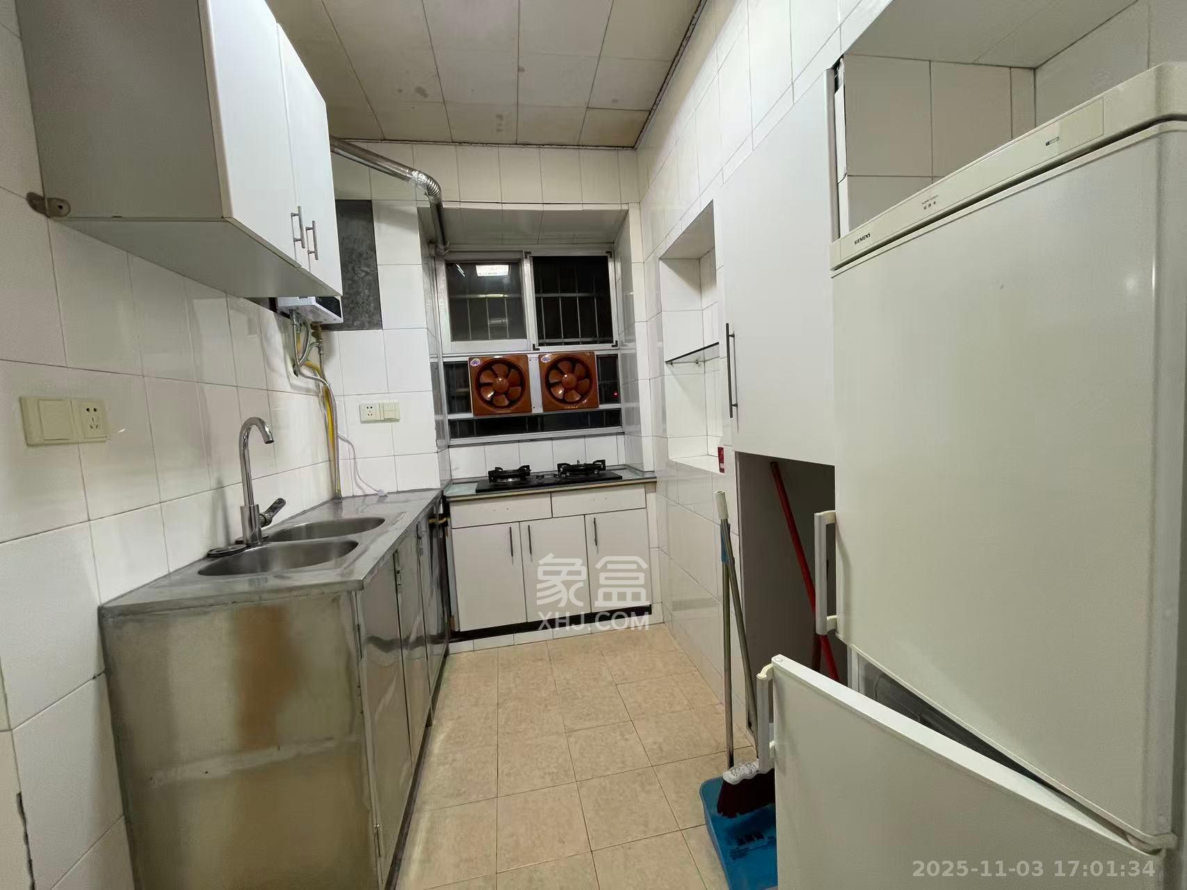 红旗区三片  1室1厅1卫    1300.0元/月室内图