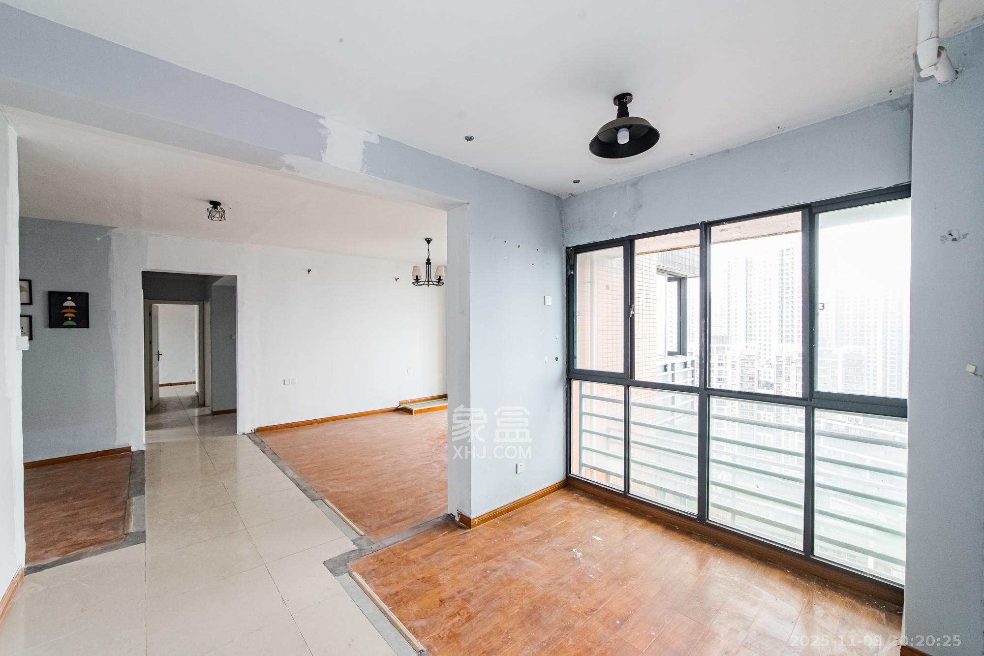 滨江君悦香邸  4室2厅2卫    108.0万阳台