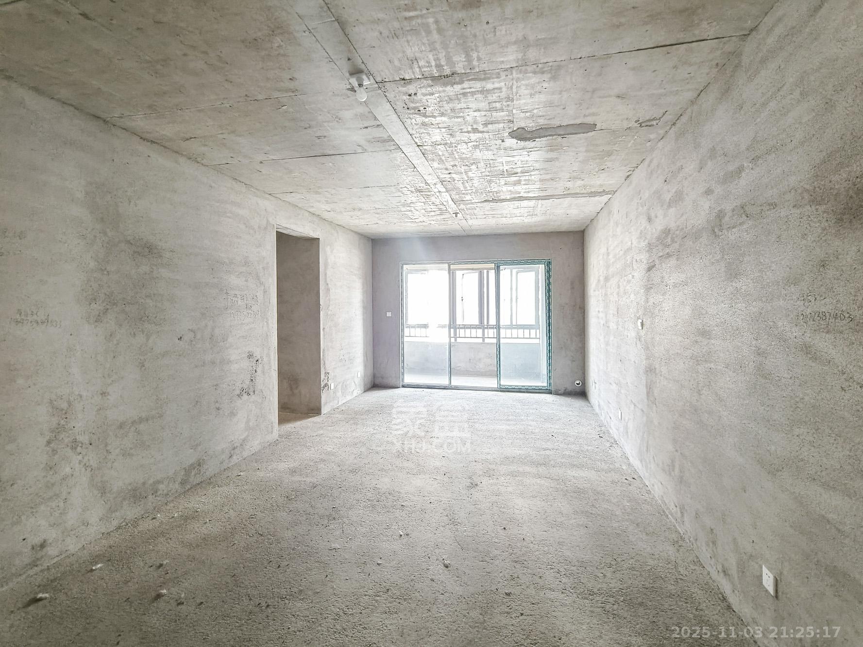 新长海玖龙台  4室2厅2卫    85.0万客厅