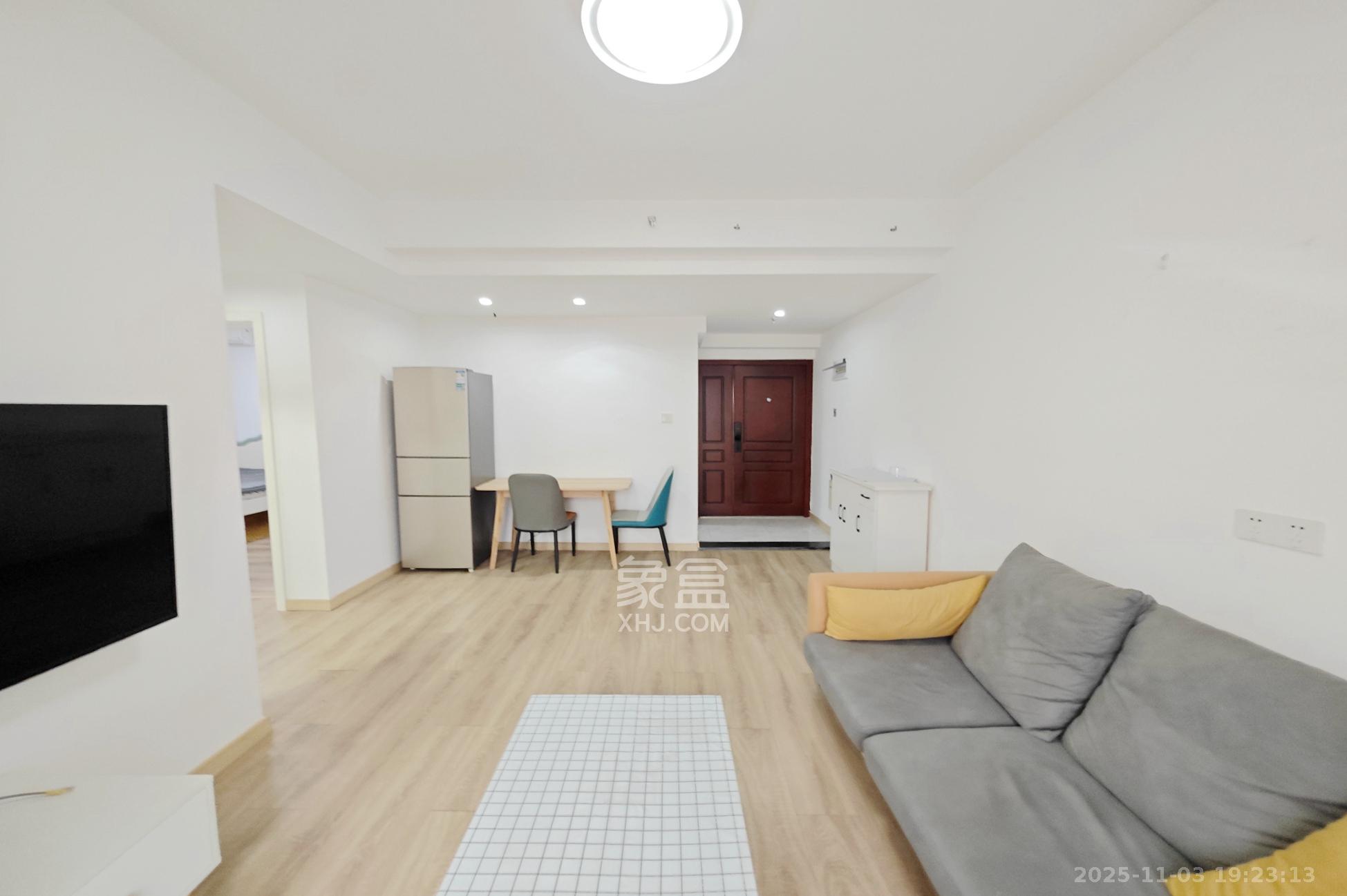 美林美寓  2室1厅1卫    76.0万客厅