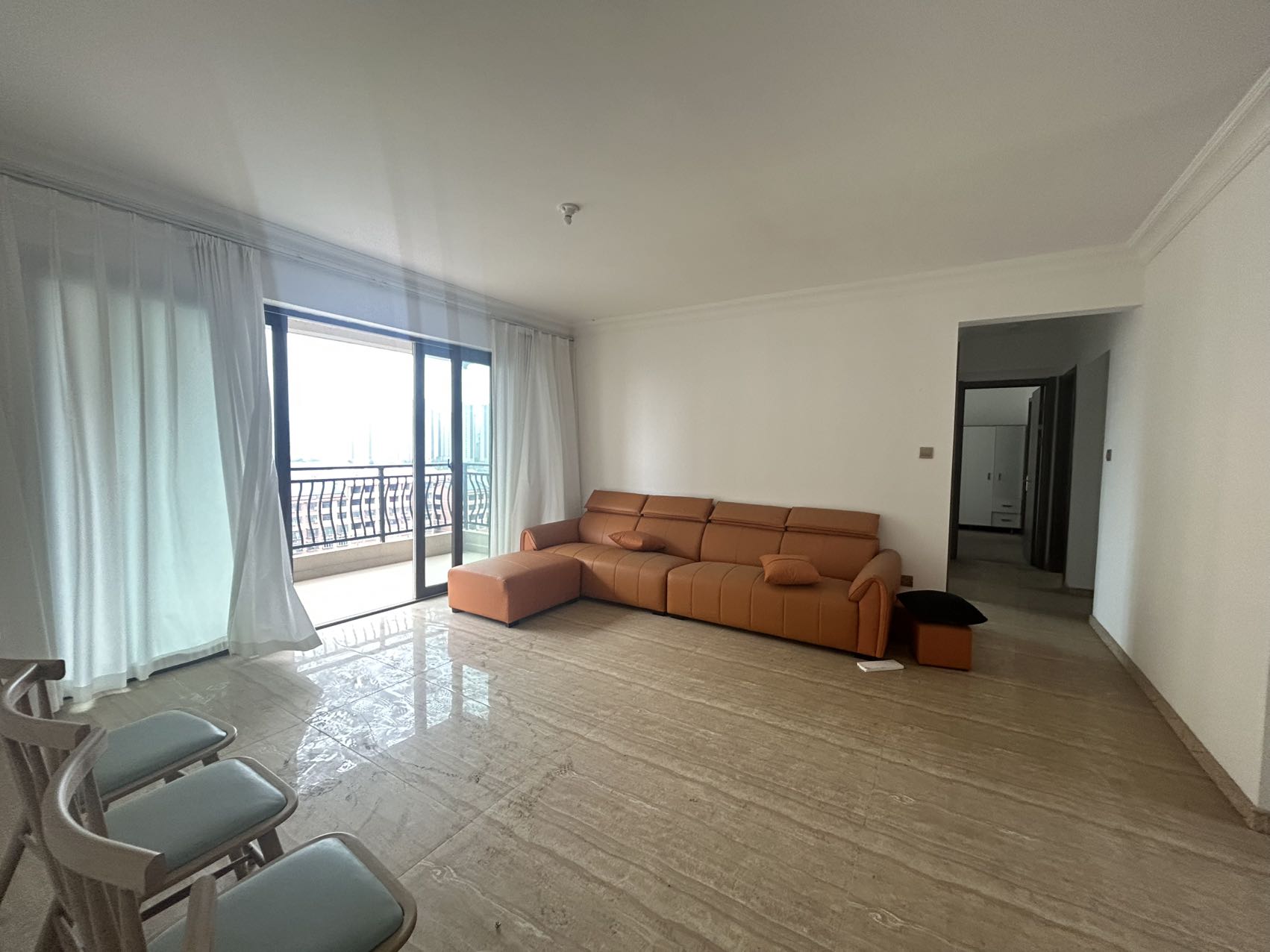 东城首府  4室2厅2卫    1900.0元/月