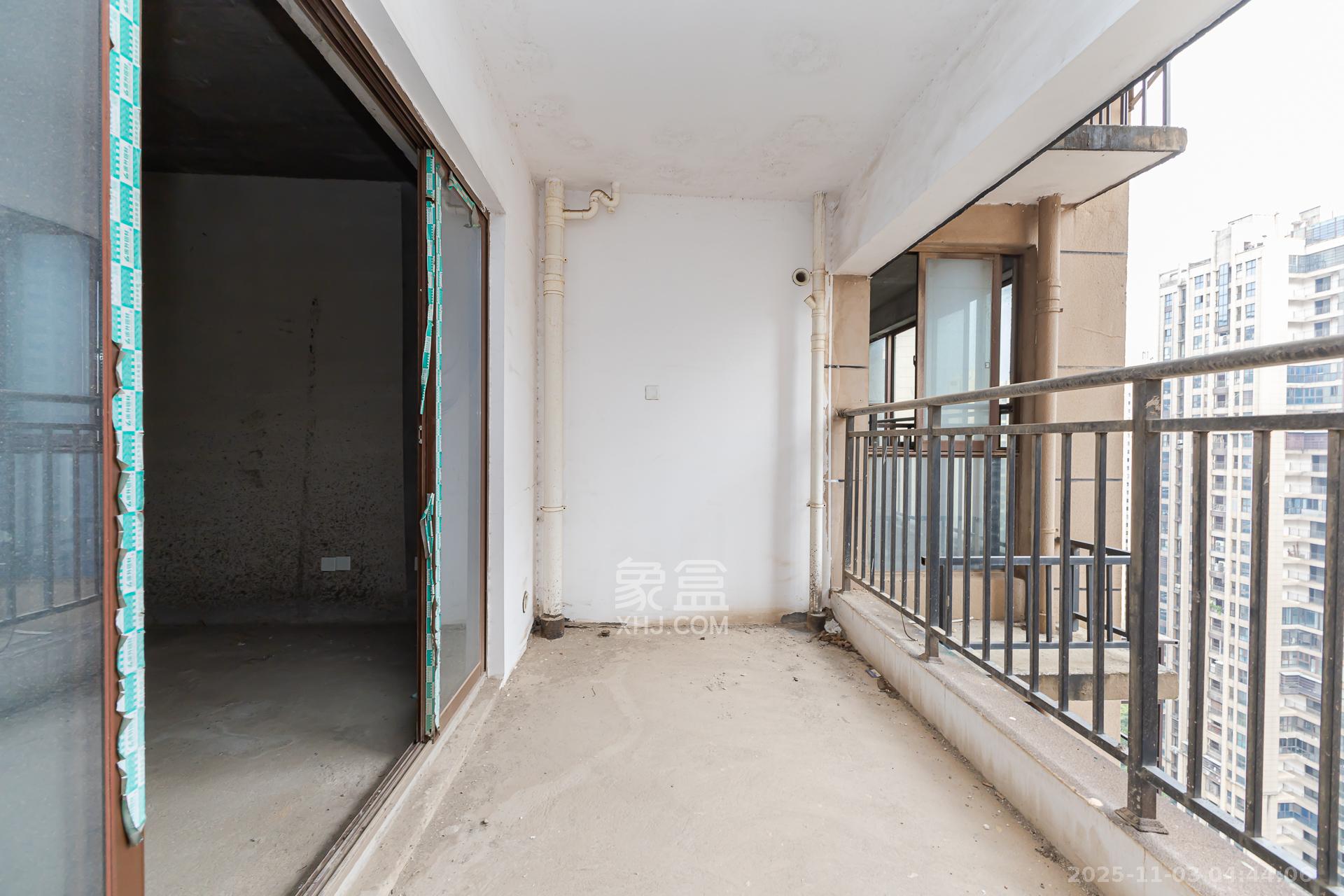 星月绿洲  4室2厅2卫    80.0万阳台