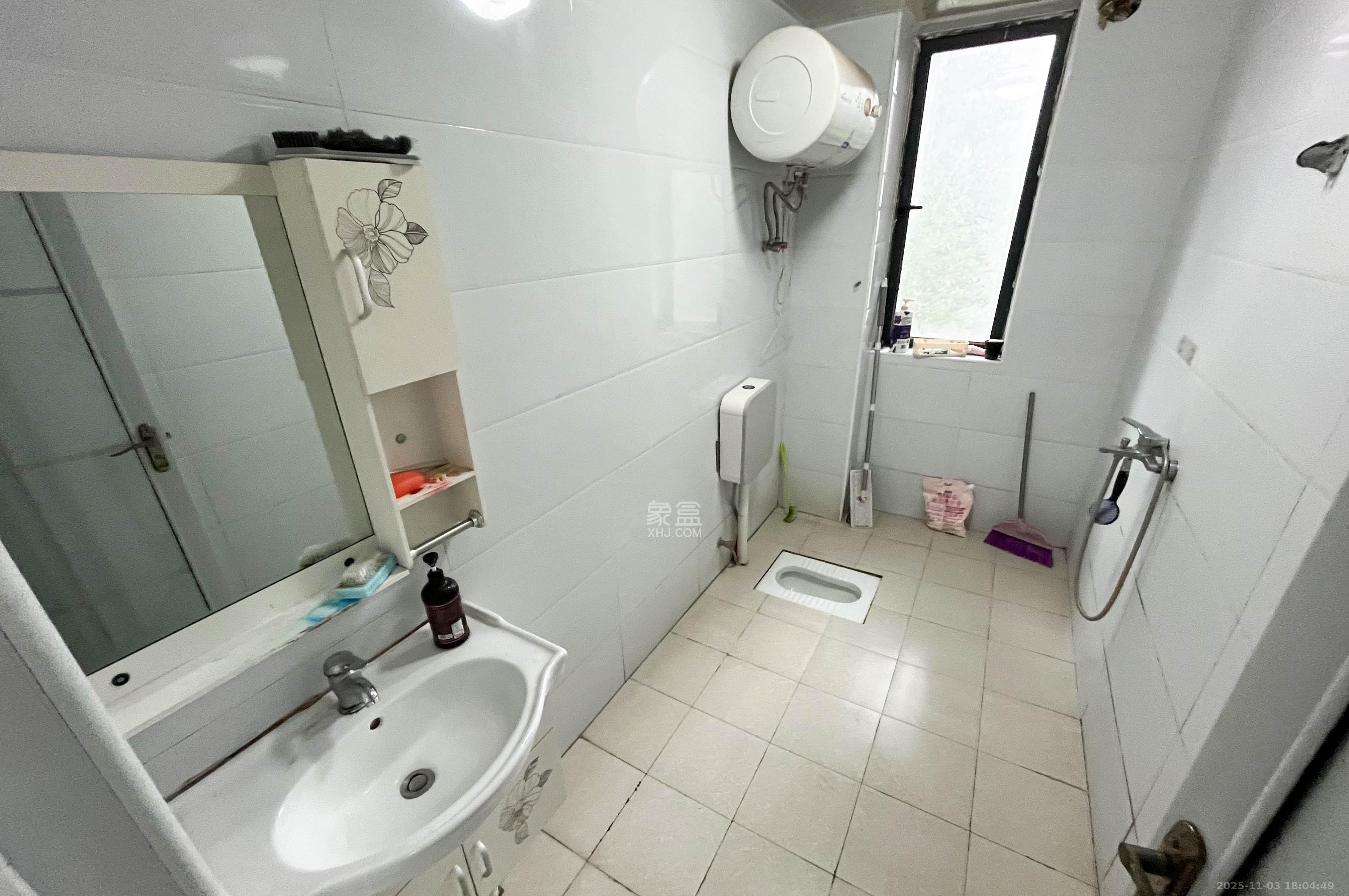 中建梅溪湖中心  4室2厅2卫    160.0万卫生间