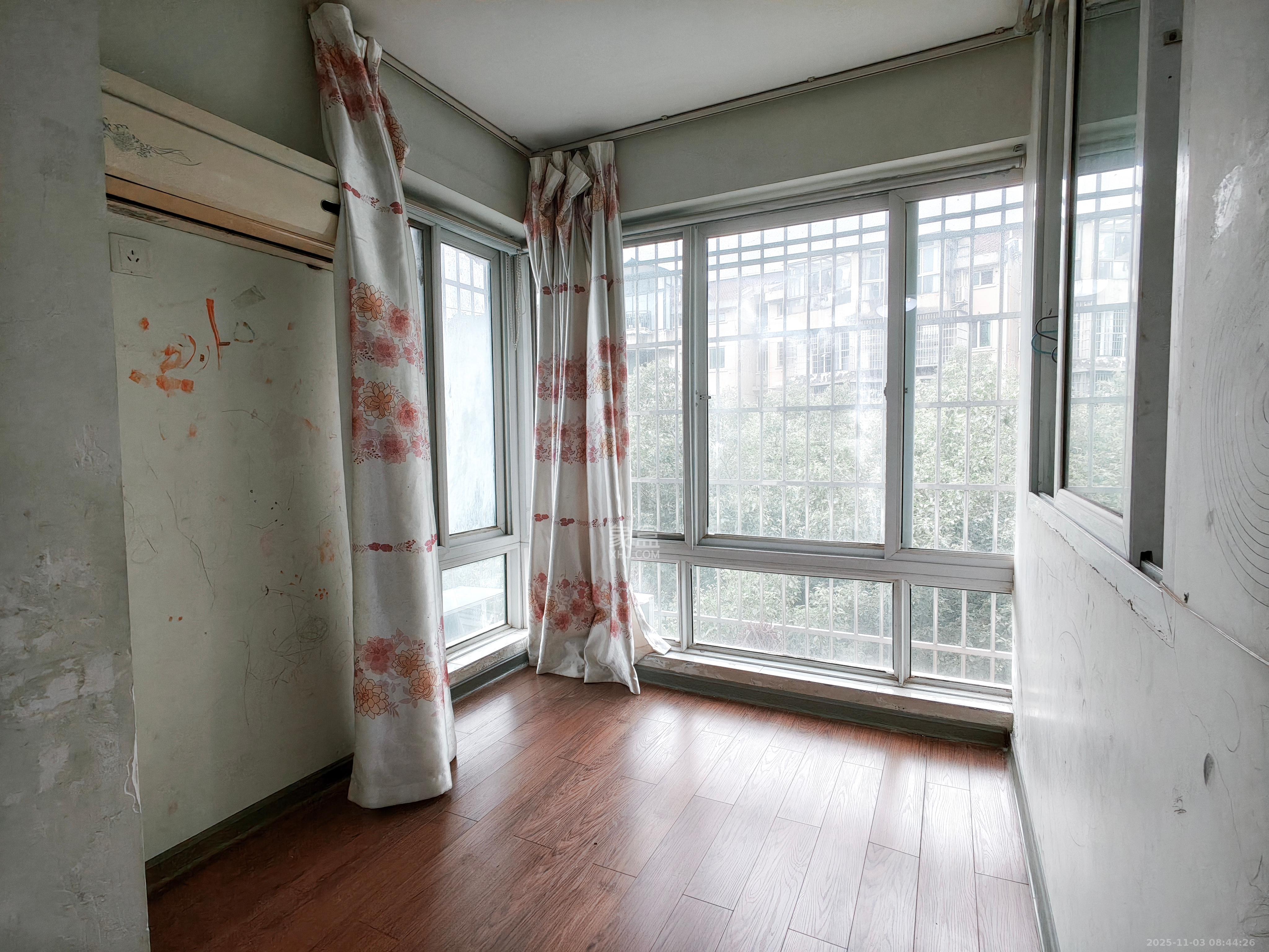 恩瑞麓山名园(龙王港小区)  2室2厅1卫    2300.0元/月 恩瑞麓山名园(龙王港小区)  2室2厅1卫    2300.0元/月室内图