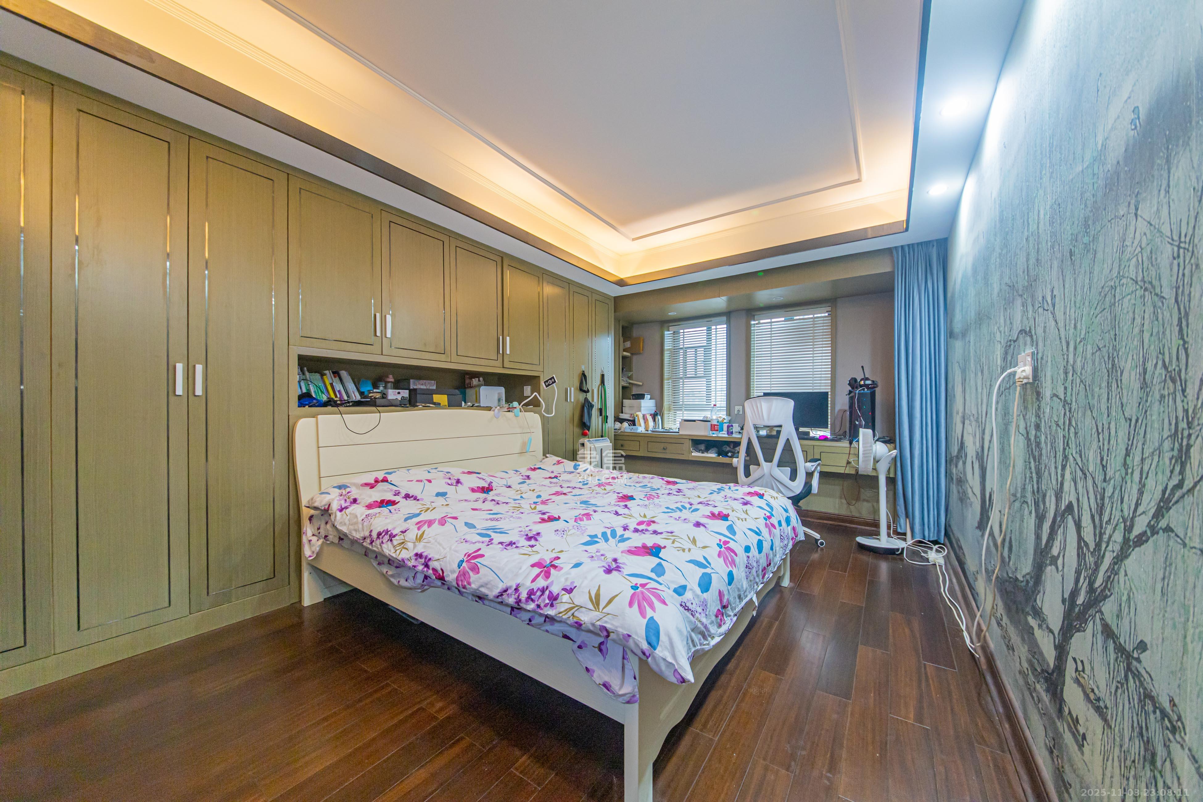 鑫远尚玺苑  5室2厅3卫    338.0万卧室