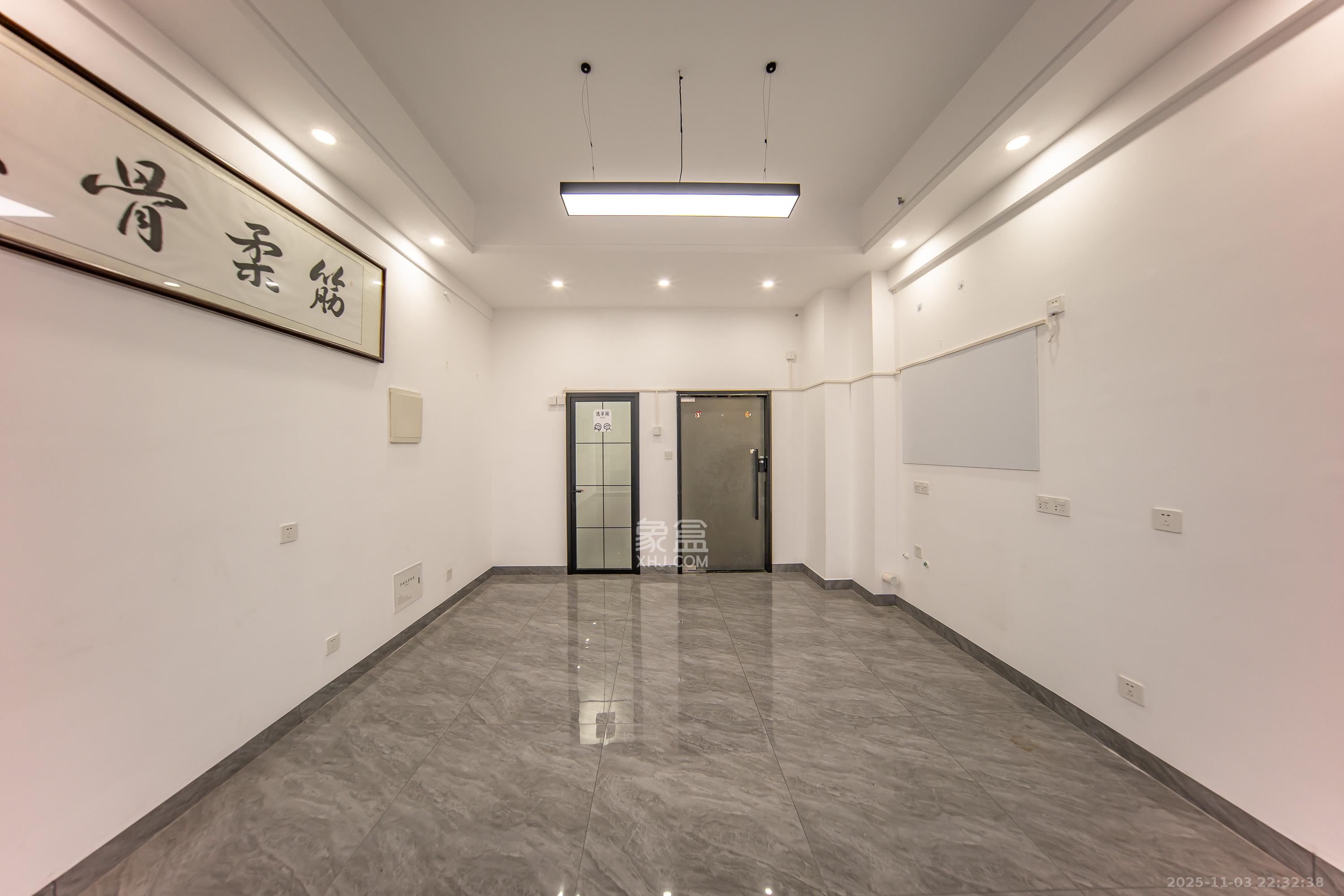 奥克斯滨仕花园(奥克斯洋湖广场/奥克斯中心) 1室1厅1卫 45.0万 奥克斯滨仕花园(奥克斯洋湖广场/奥克斯中心) 1室1厅1卫 45.0万客厅