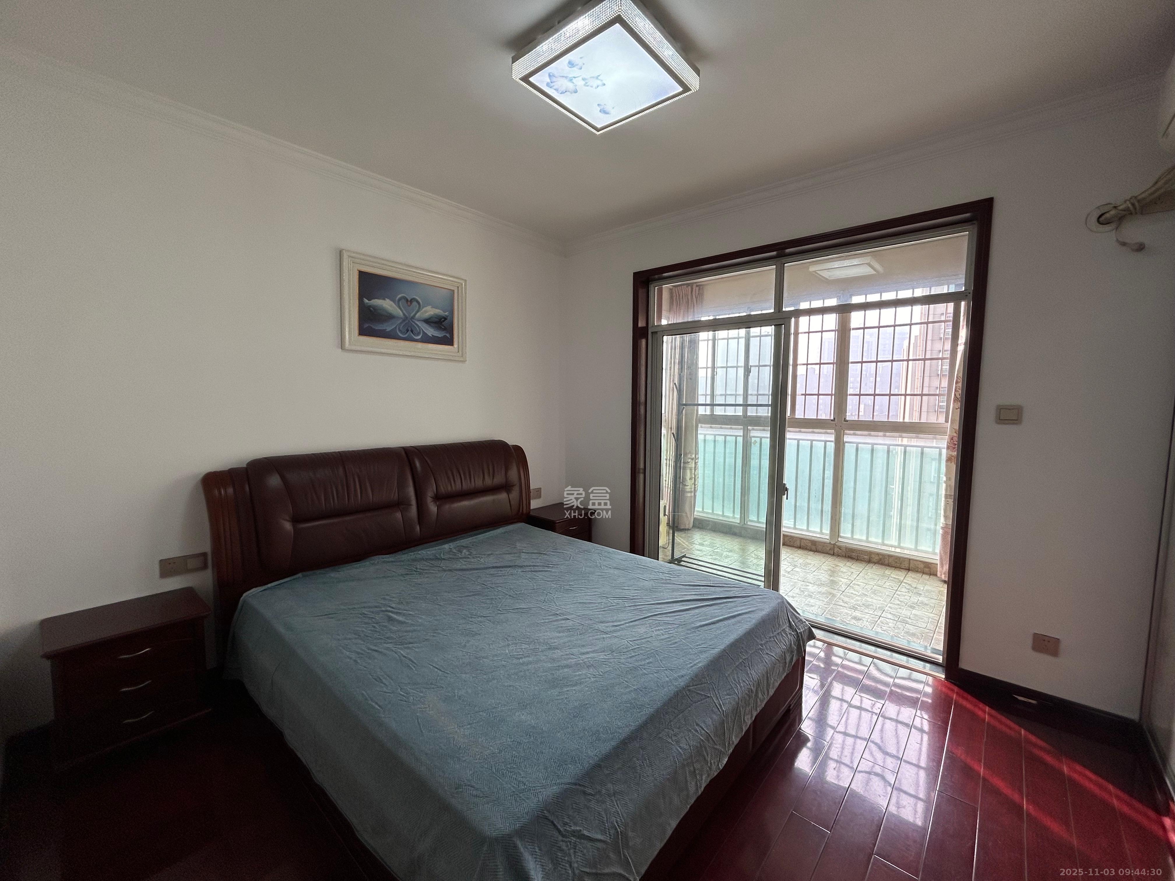 麓谷加州阳光  3室2厅2卫    2600.0元/月室内图