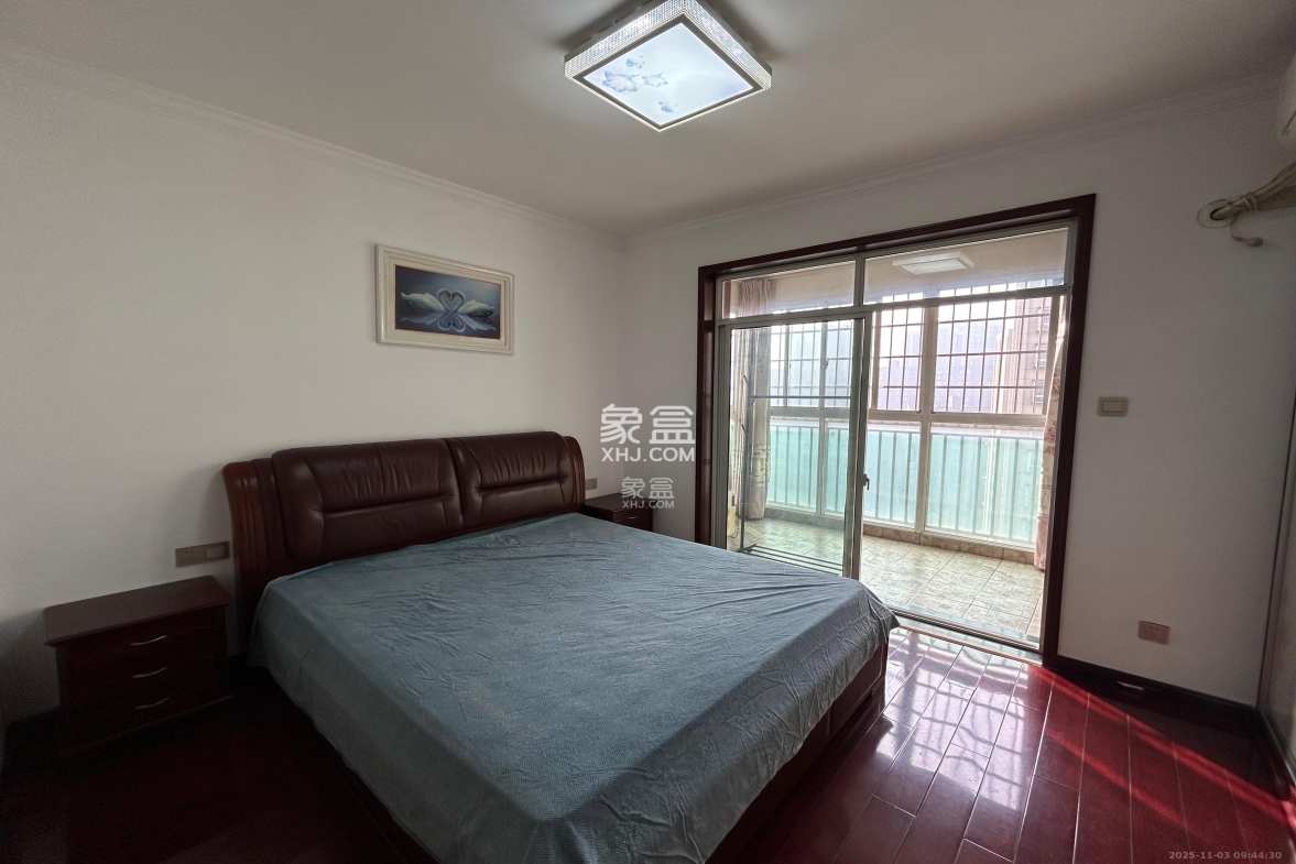 麓谷加州阳光 3室2厅2卫 2600.0元/月 麓谷加州阳光 3室2厅2卫 2600.0元/月室内图