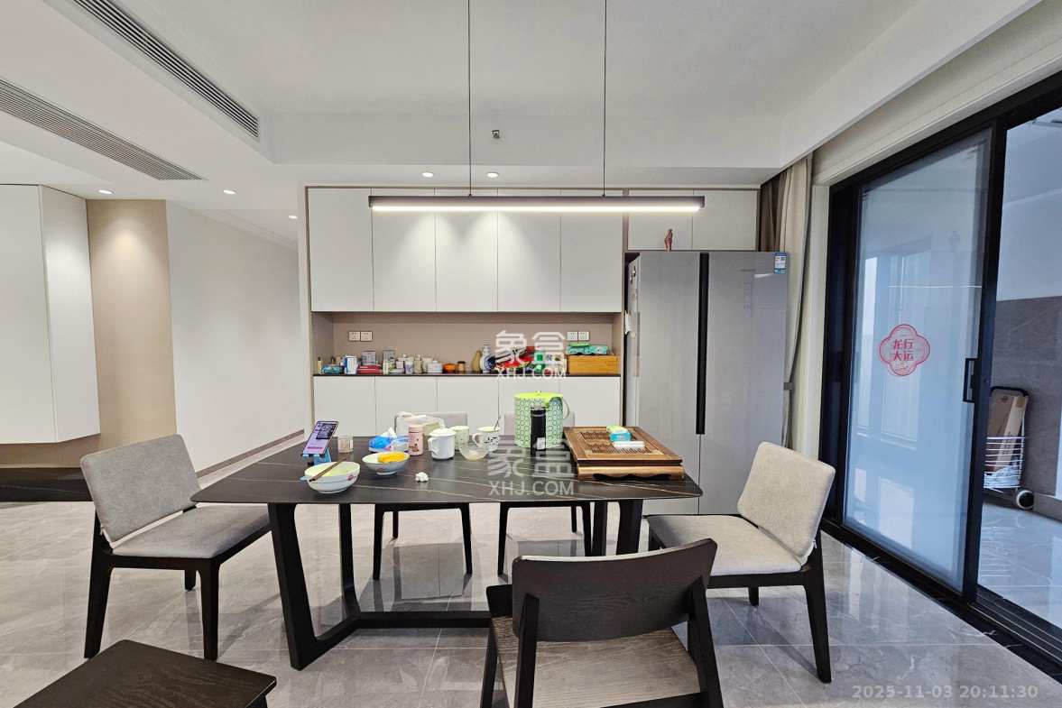 明昇壹城(明昇时代广场)二期 4室2厅3卫 350.0万 明昇壹城(明昇时代广场)二期 4室2厅3卫 350.0万客厅