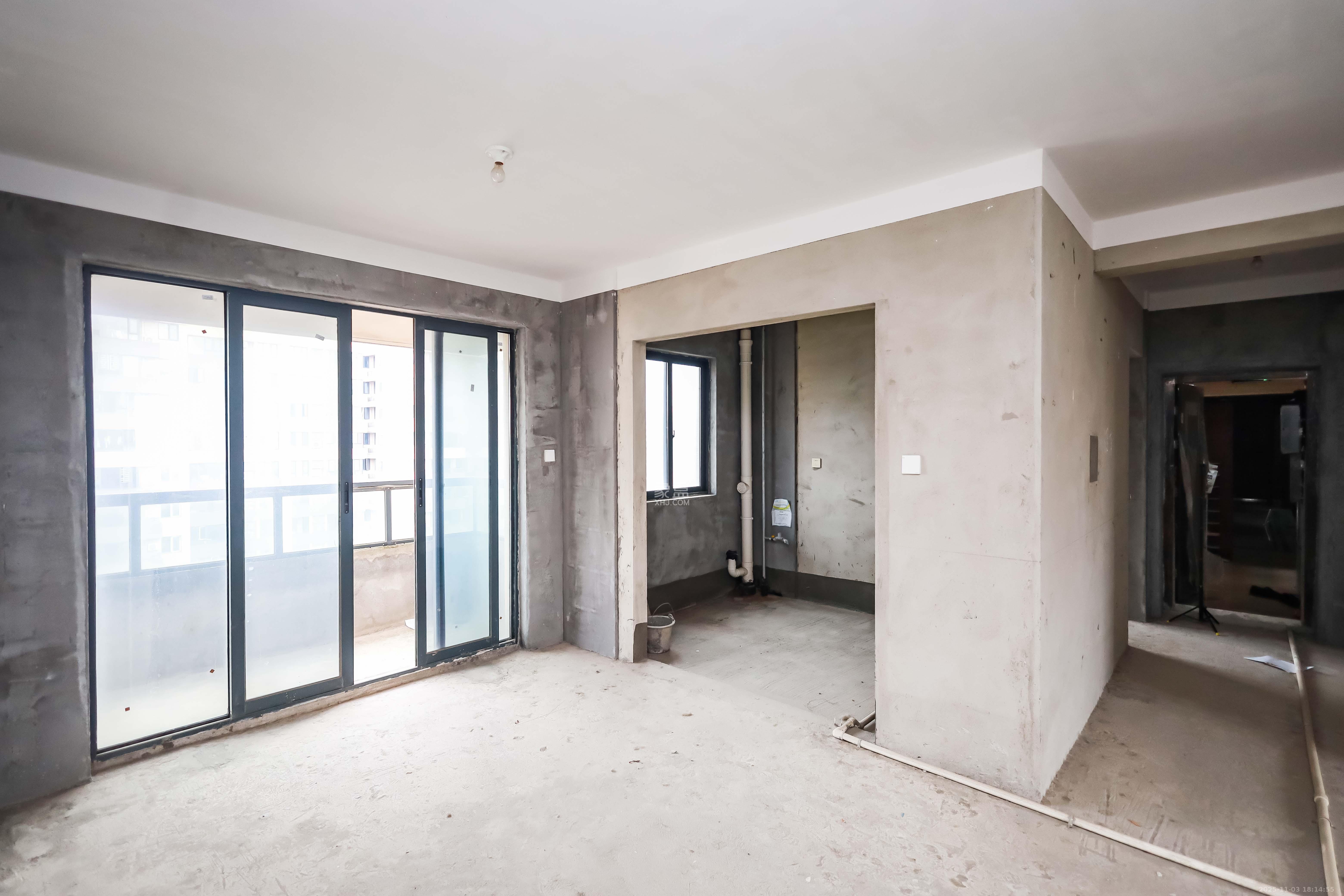 长房云时代  4室2厅2卫    148.0万客厅