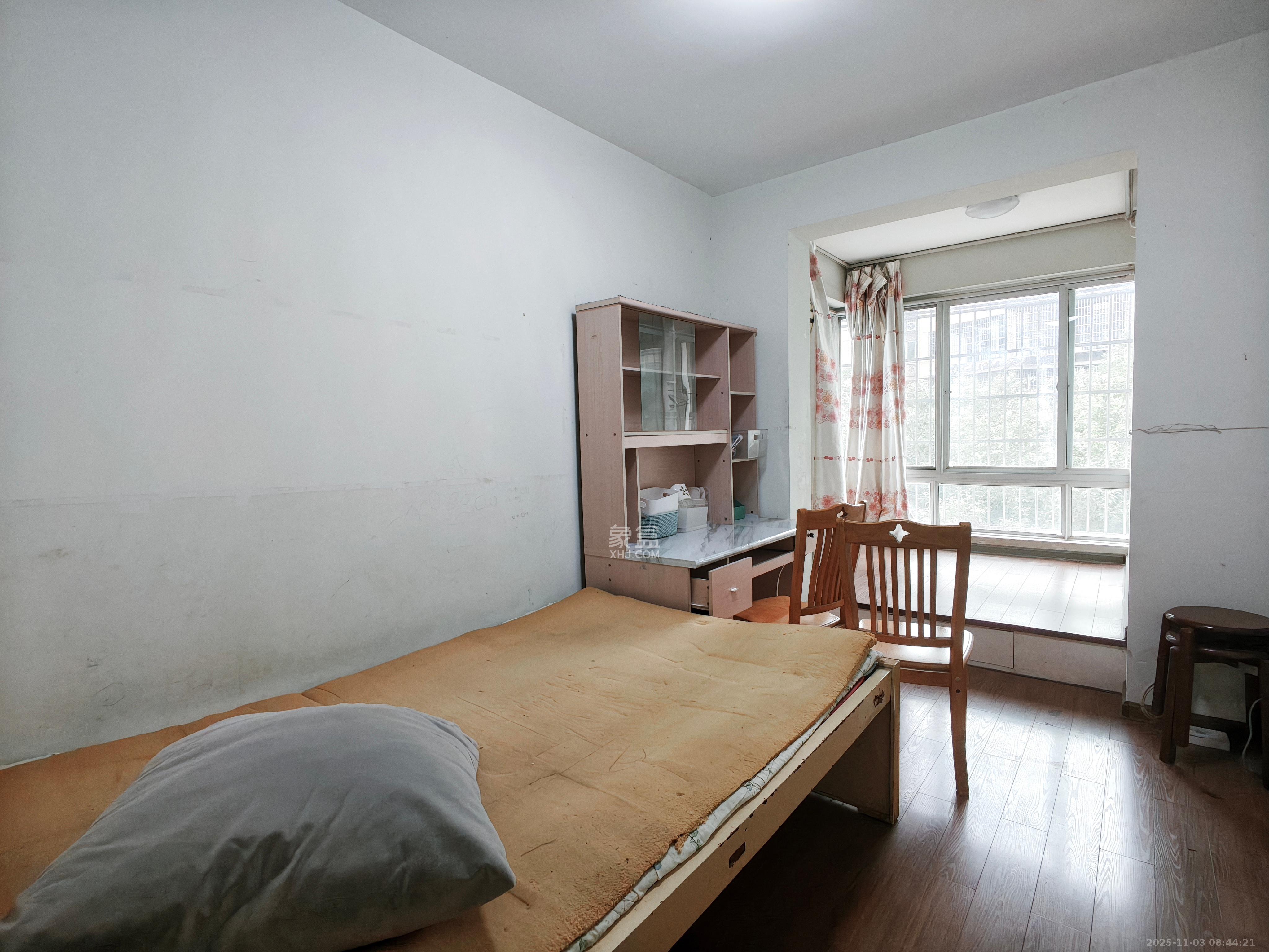 恩瑞麓山名园(龙王港小区)  2室2厅1卫    2300.0元/月 恩瑞麓山名园(龙王港小区)  2室2厅1卫    2300.0元/月室内图