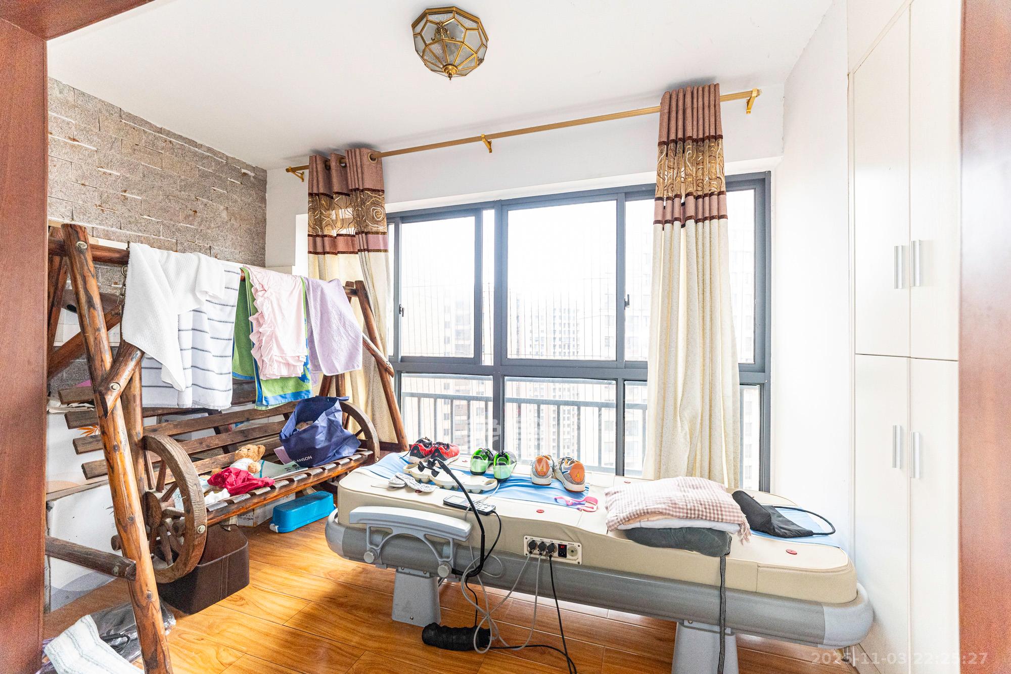 三一街区  3室2厅2卫    69.6万阳台