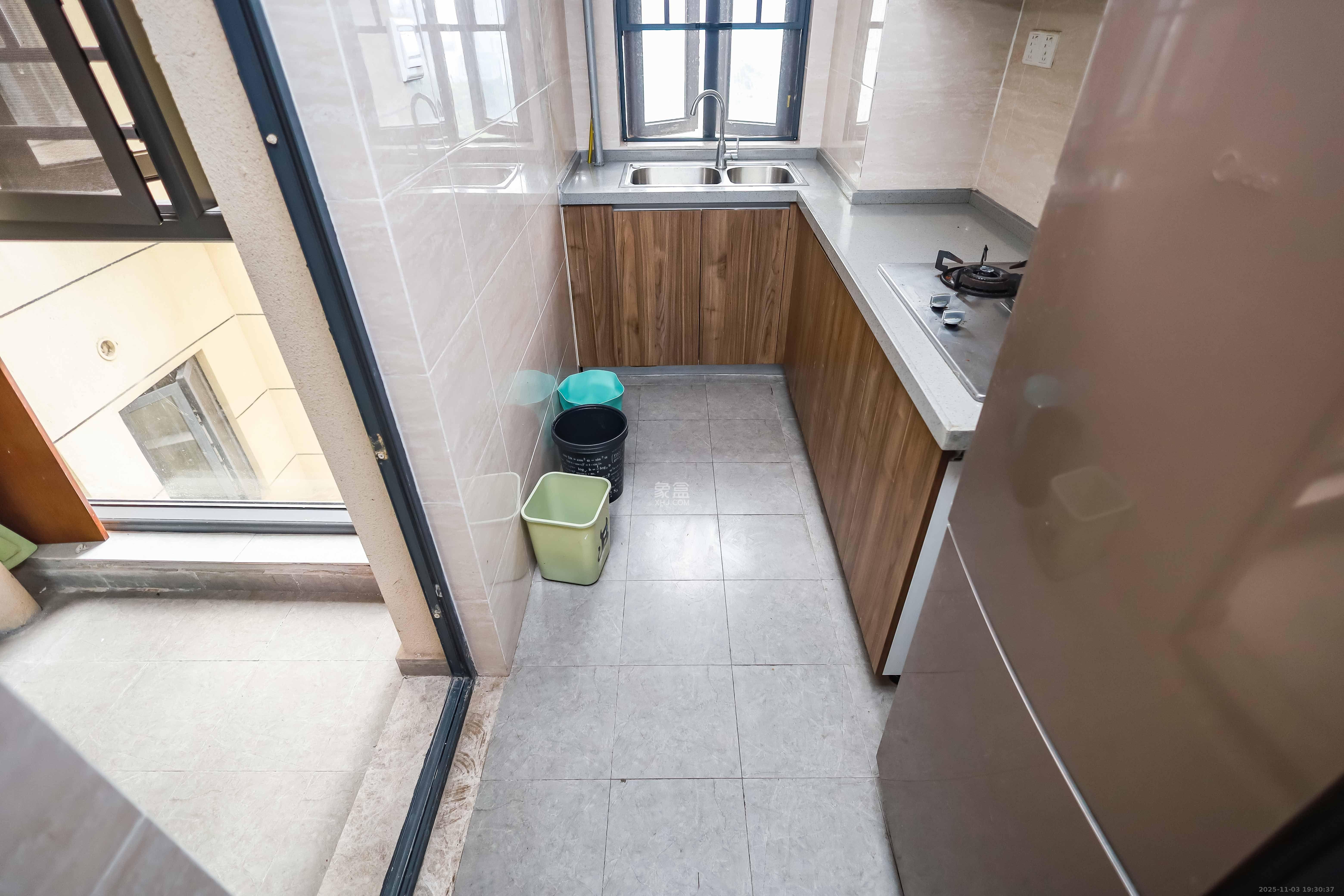 荣泰广场 3室2厅1卫 2300.0元/月 荣泰广场 3室2厅1卫 2300.0元/月室内图