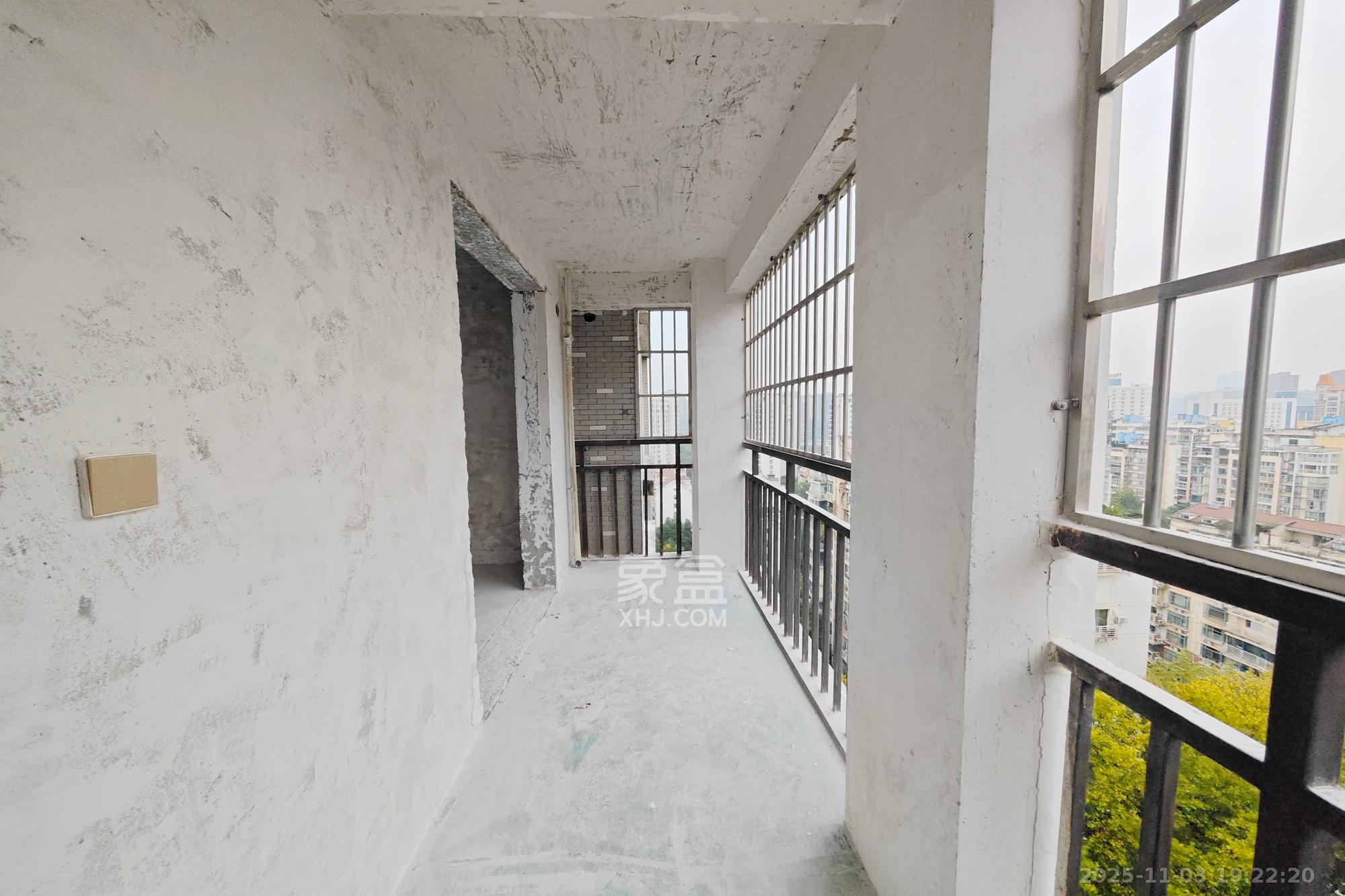 嘉盛华庭(一期、二期、三期) 4室2厅1卫 88.0万 嘉盛华庭(一期、二期、三期) 4室2厅1卫 88.0万阳台