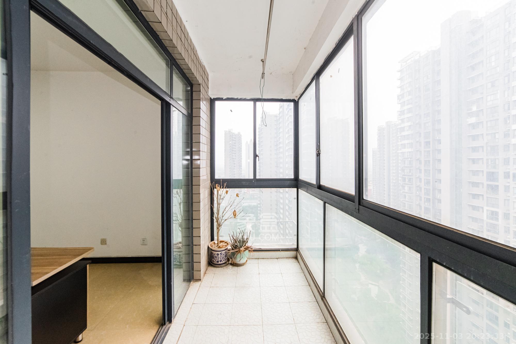 湘江世纪城融江苑  3室2厅1卫    60.0万阳台