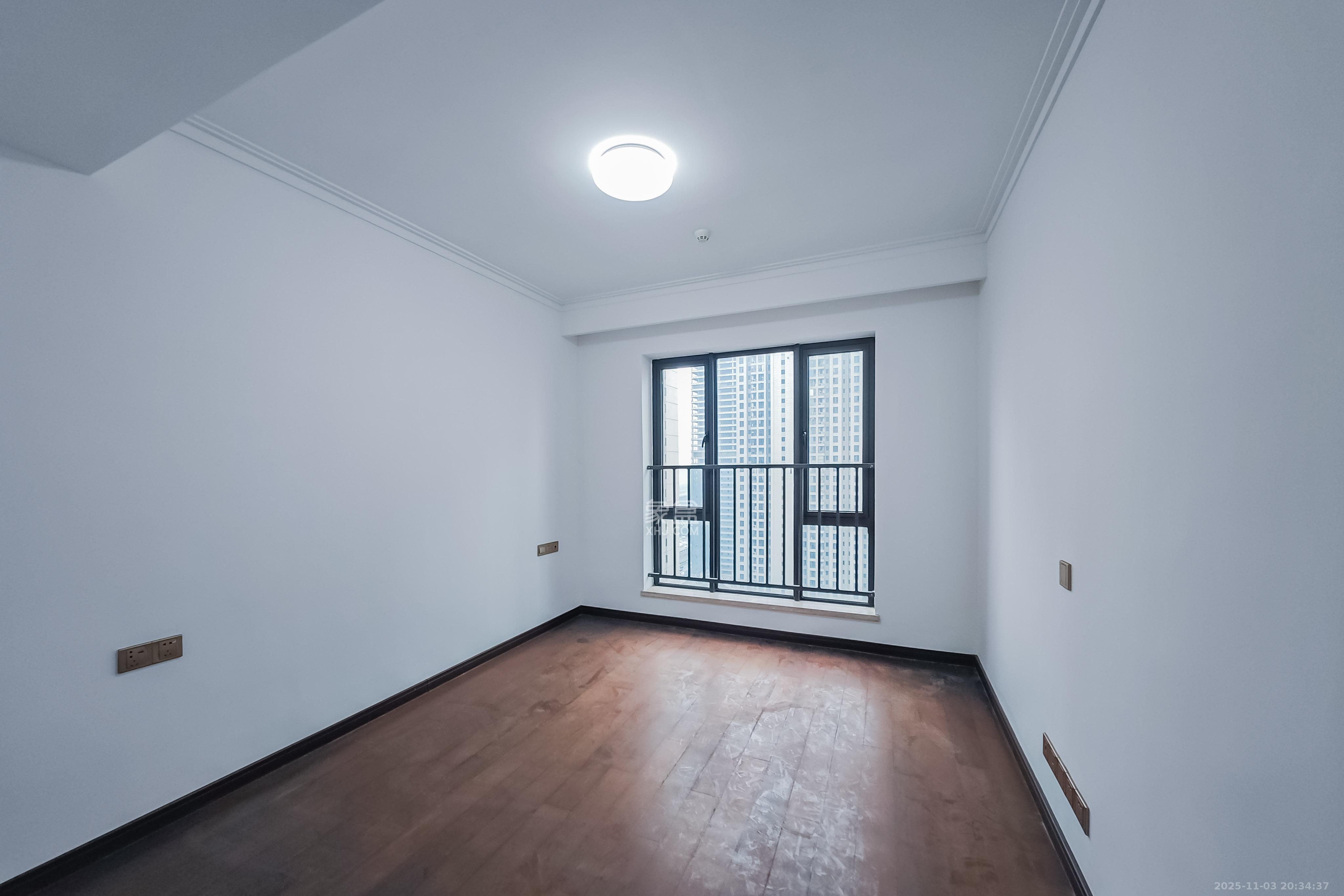 绿地长沙城际空间站（绿地新里佳苑）  3室2厅2卫    115.0万卧室