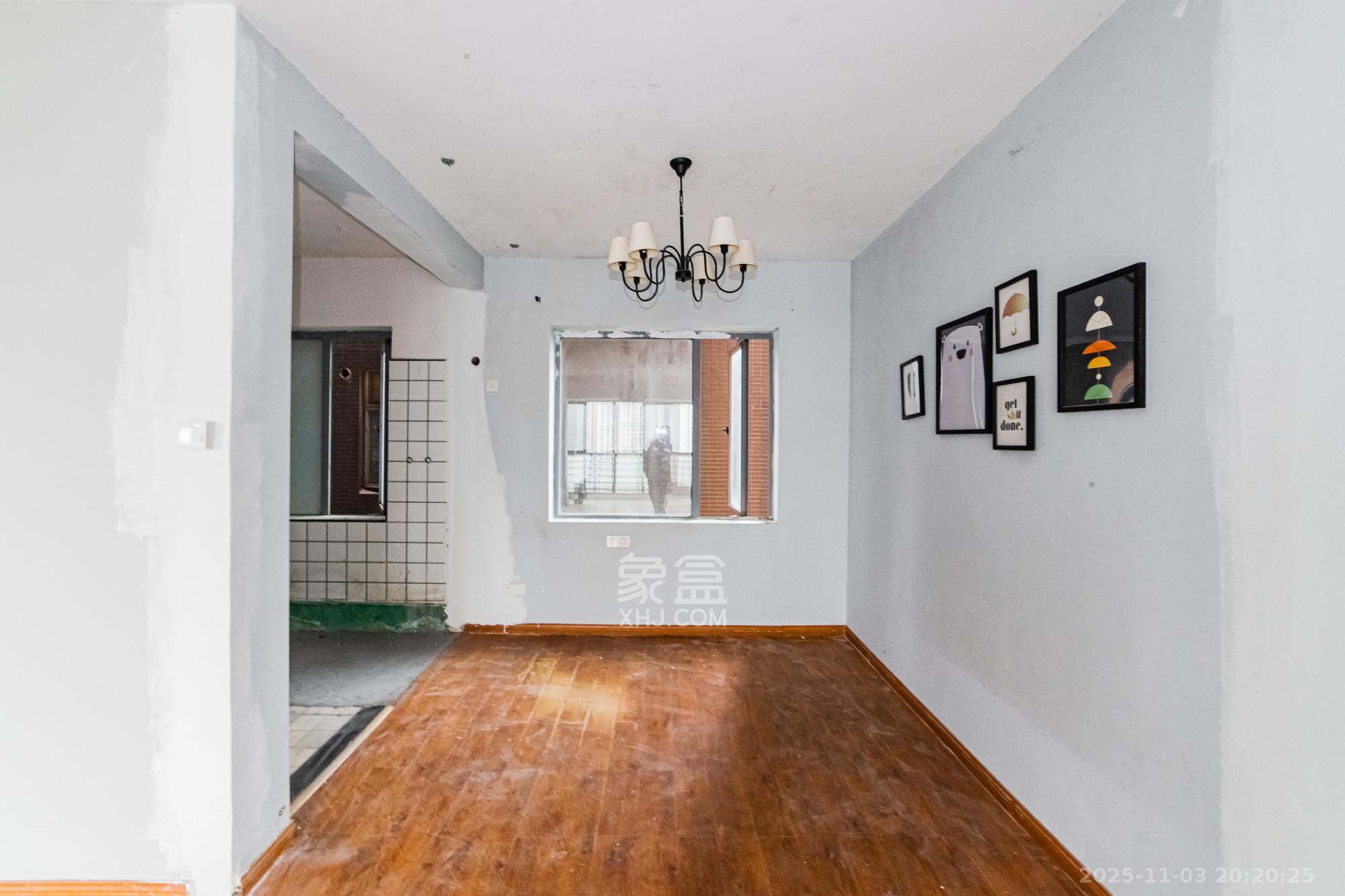 滨江君悦香邸  4室2厅2卫    108.0万客厅