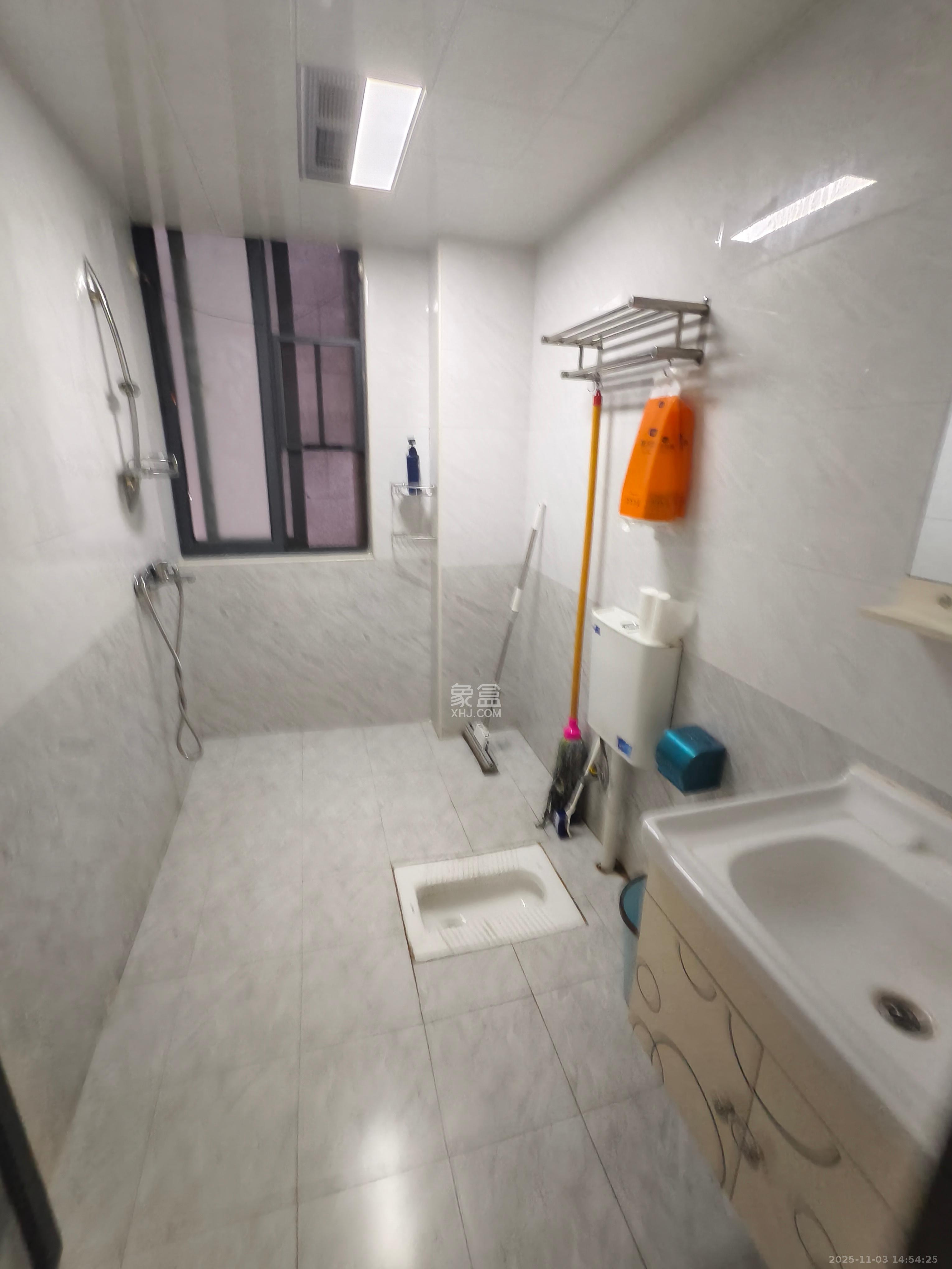 西湖鸿运佳苑  3室2厅2卫    2100.0元/月室内图