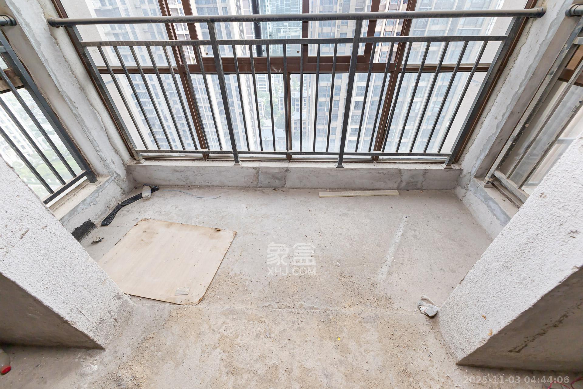 星月绿洲  4室2厅2卫    80.0万阳台