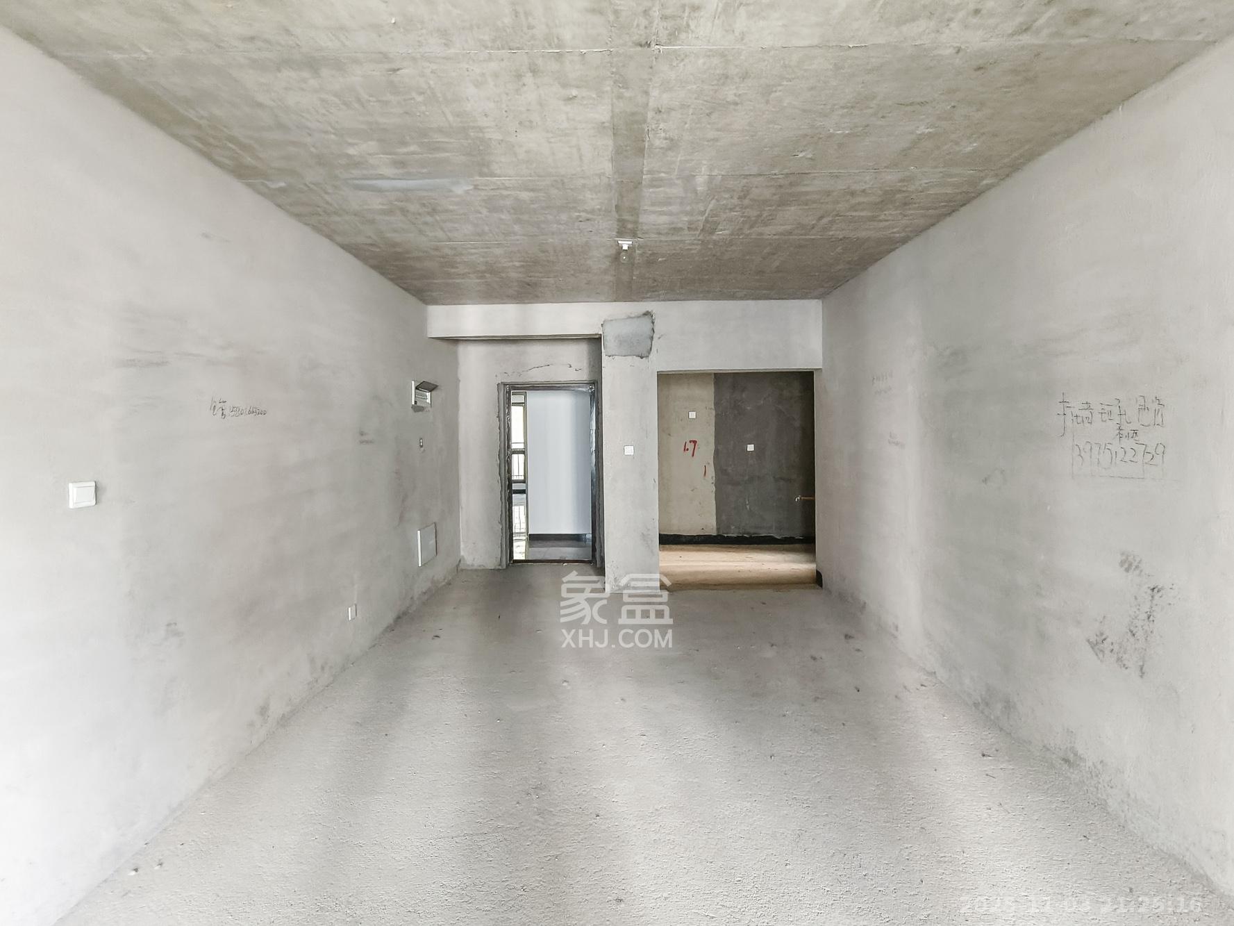 新长海玖龙台  4室2厅2卫    85.0万客厅