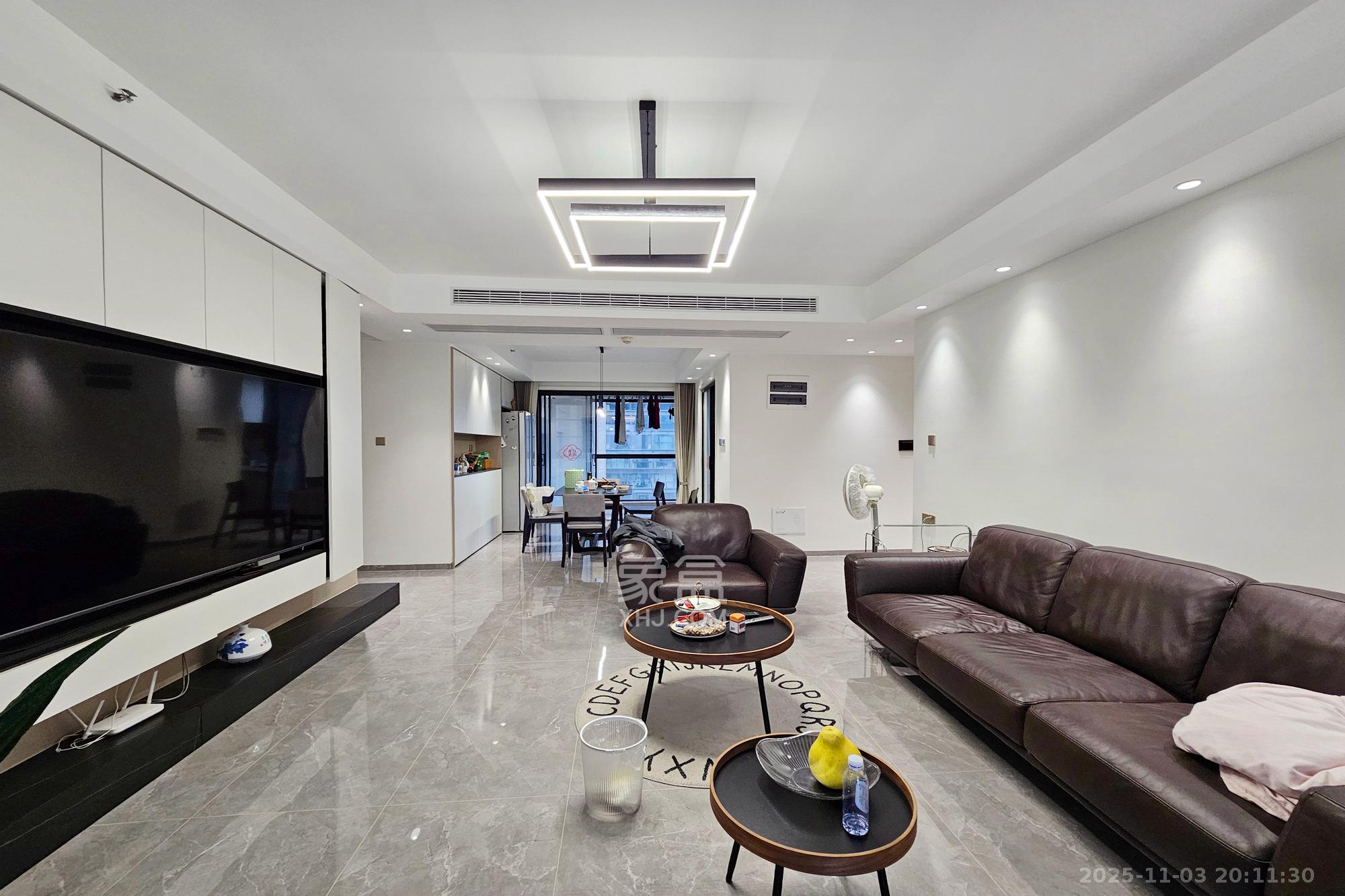 明昇壹城(明昇时代广场)二期 4室2厅3卫 350.0万 明昇壹城(明昇时代广场)二期 4室2厅3卫 350.0万客厅