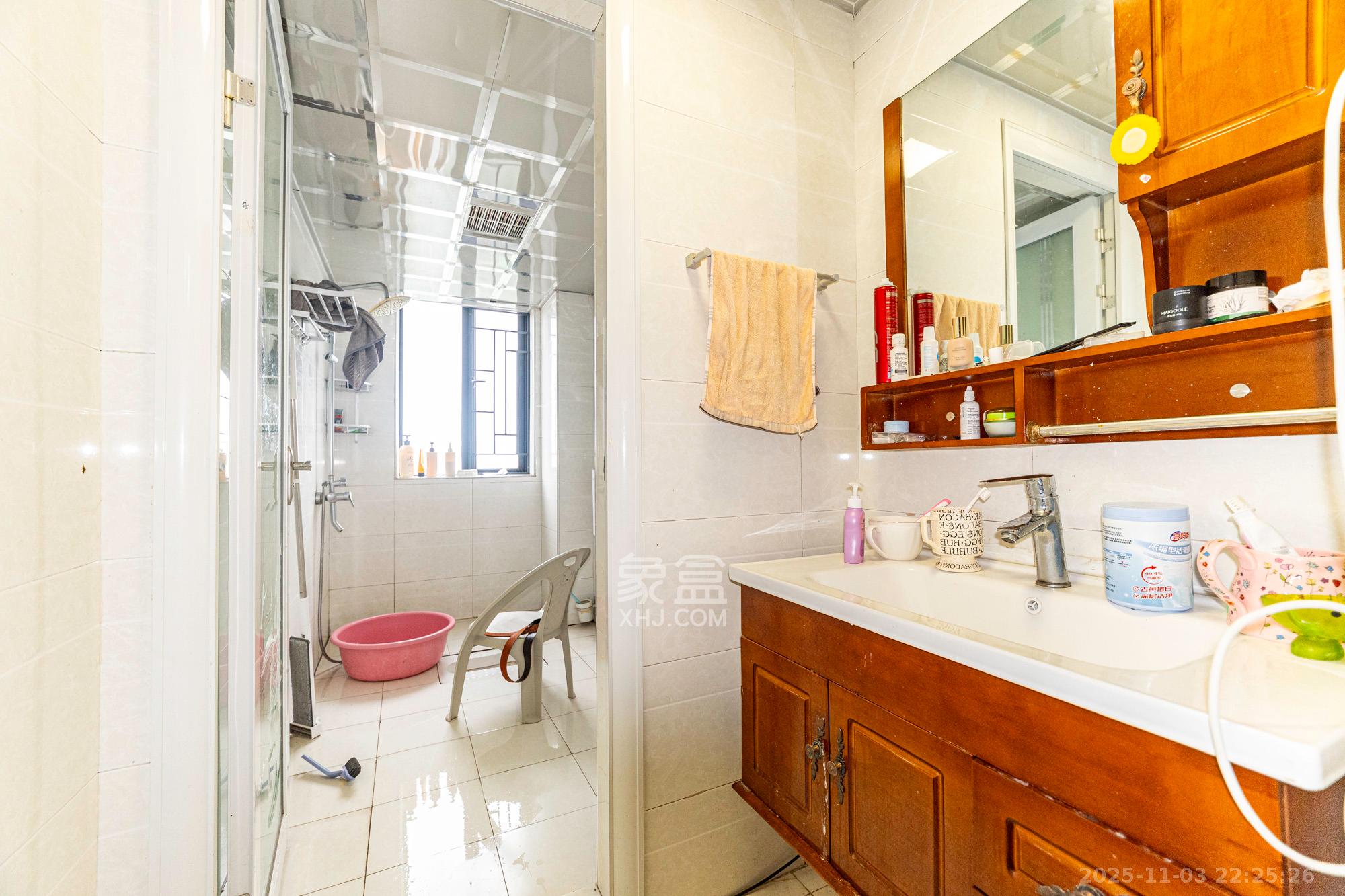 三一街区  3室2厅2卫    69.6万卫生间