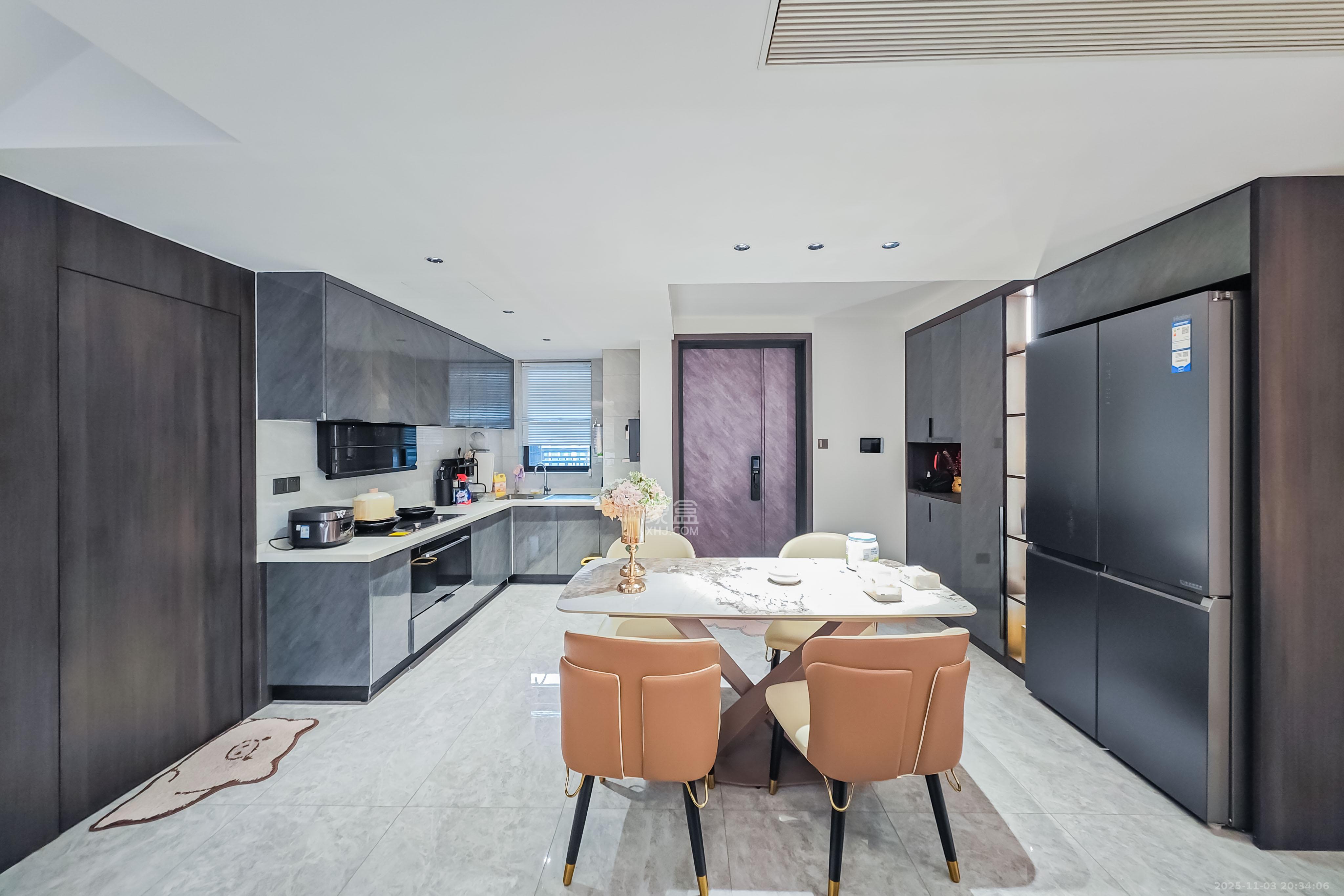 中天星耀城  4室2厅2卫    150.0万客厅