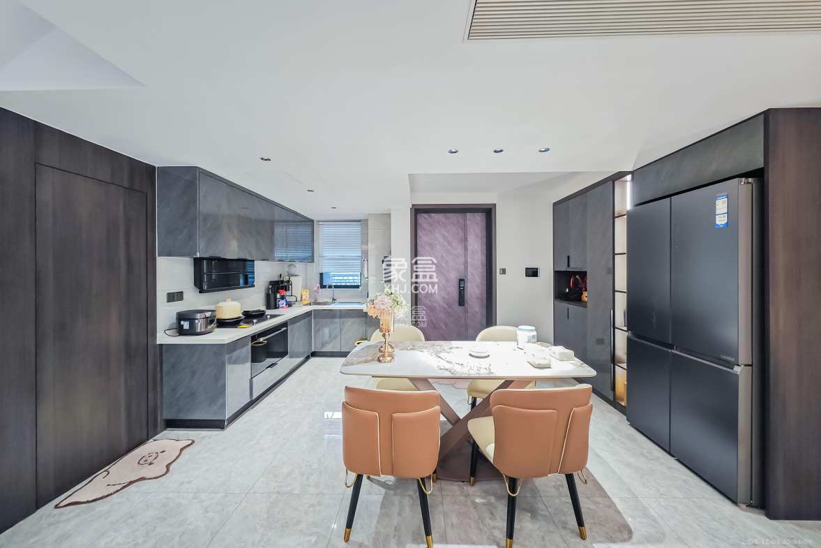 中天星耀城 4室2厅2卫 150.0万 中天星耀城 4室2厅2卫 150.0万客厅