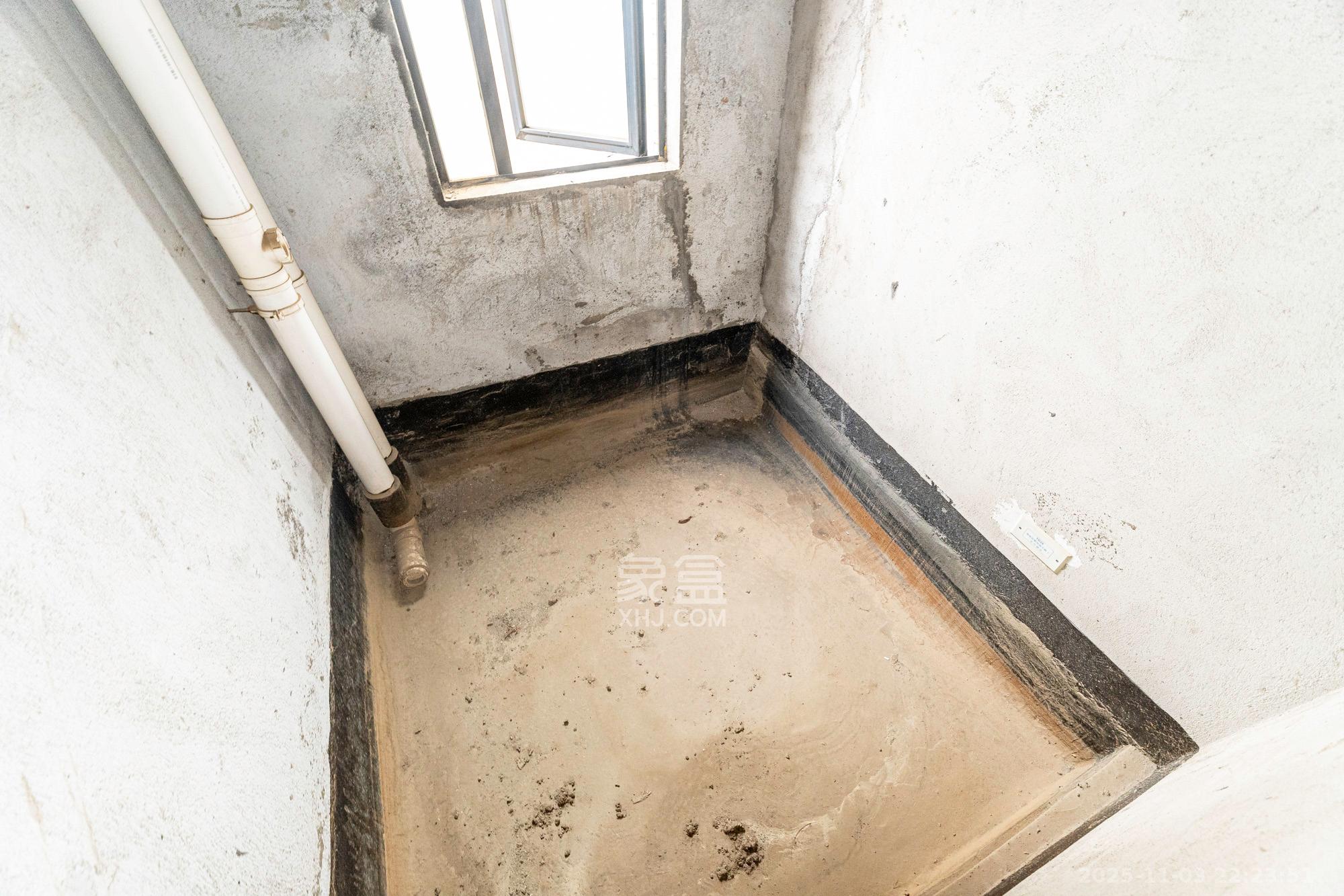 长大卧琥  6室2厅3卫    165.0万卫生间