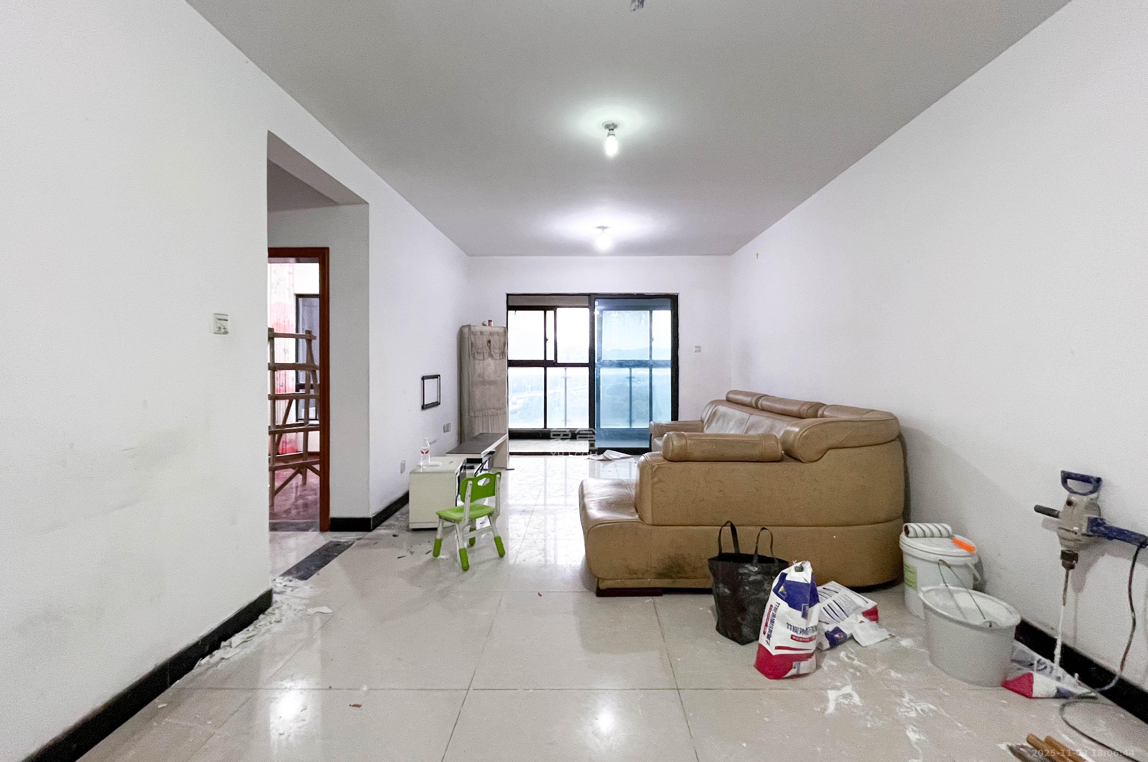 达美D6区 3室2厅2卫 76.0万 达美D6区 3室2厅2卫 76.0万客厅