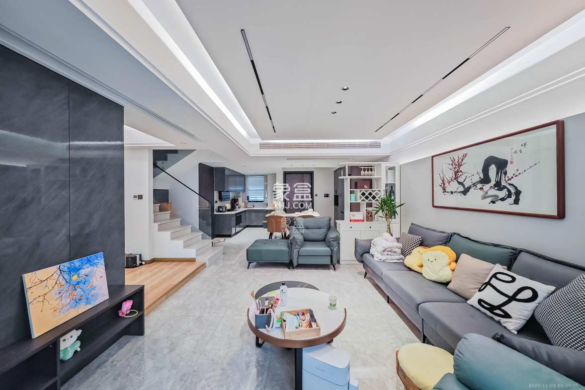 中天星耀城 4室2厅2卫 150.0万 中天星耀城 4室2厅2卫 150.0万客厅