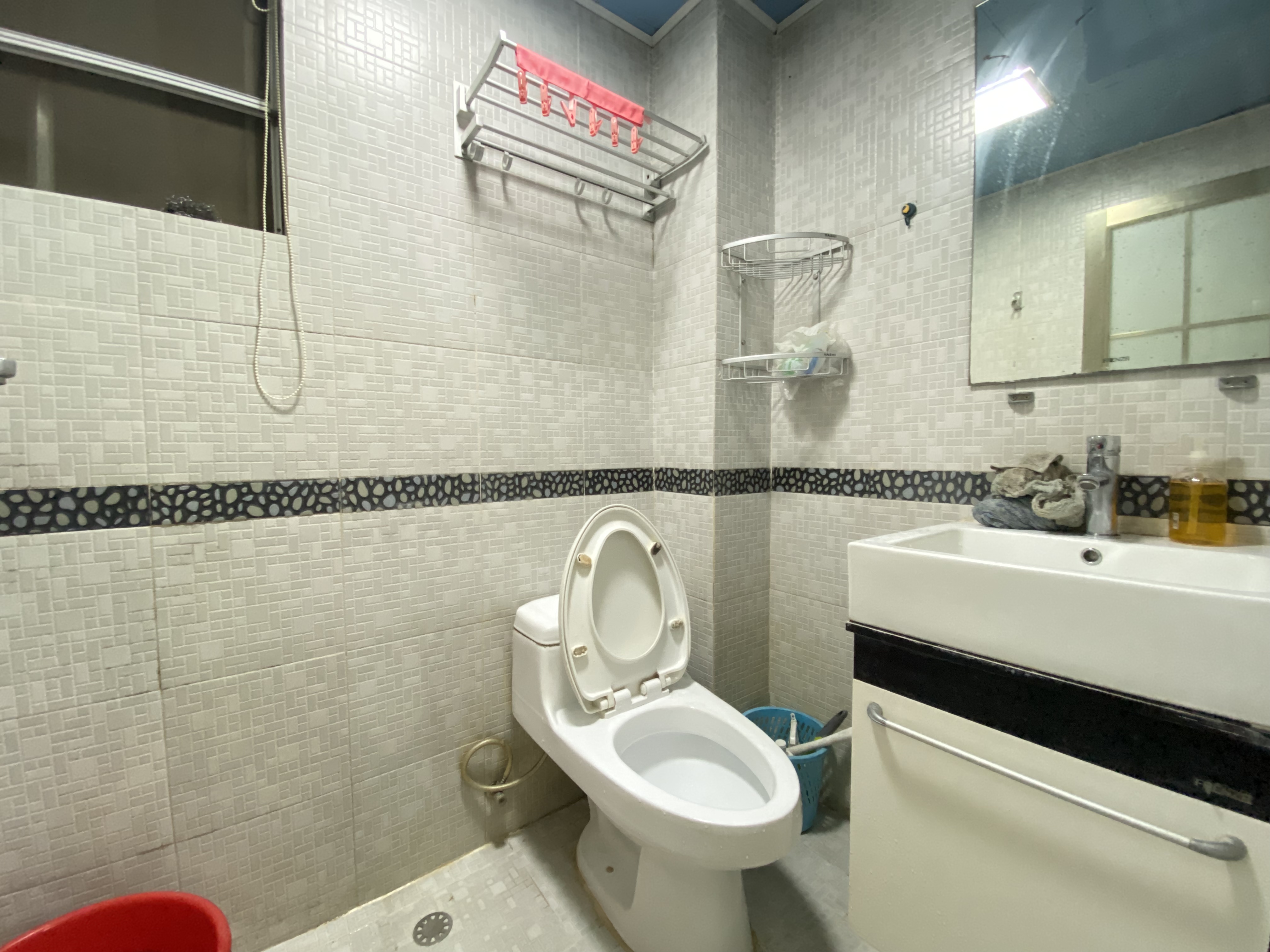 湖畔人家  1室1厅1卫    2100.0元/月室内图