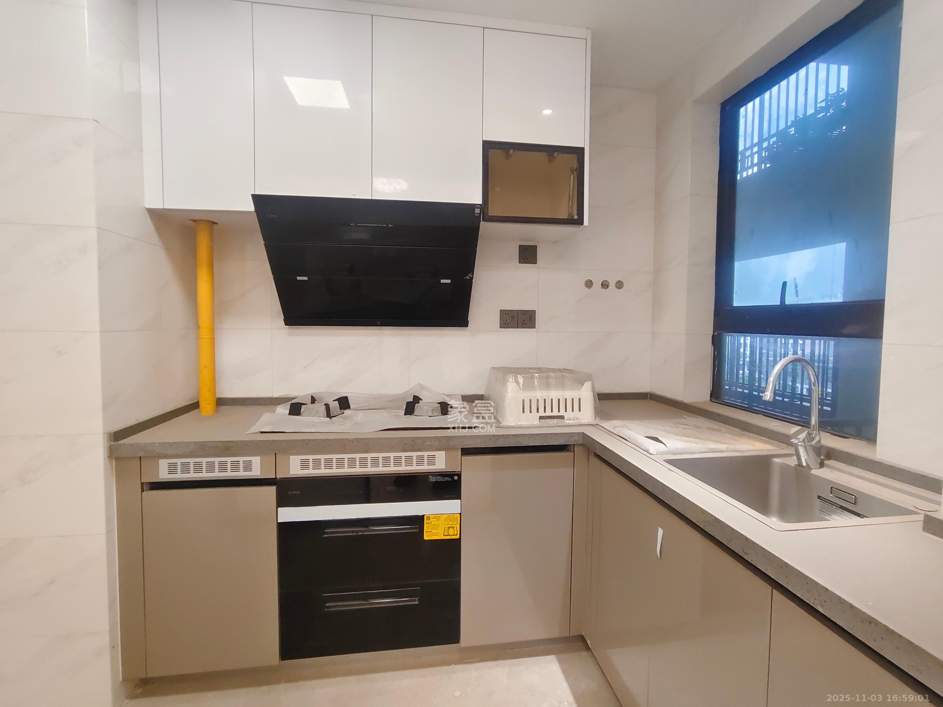 荣盛锦绣学府  4室2厅2卫    2000.0元/月室内图