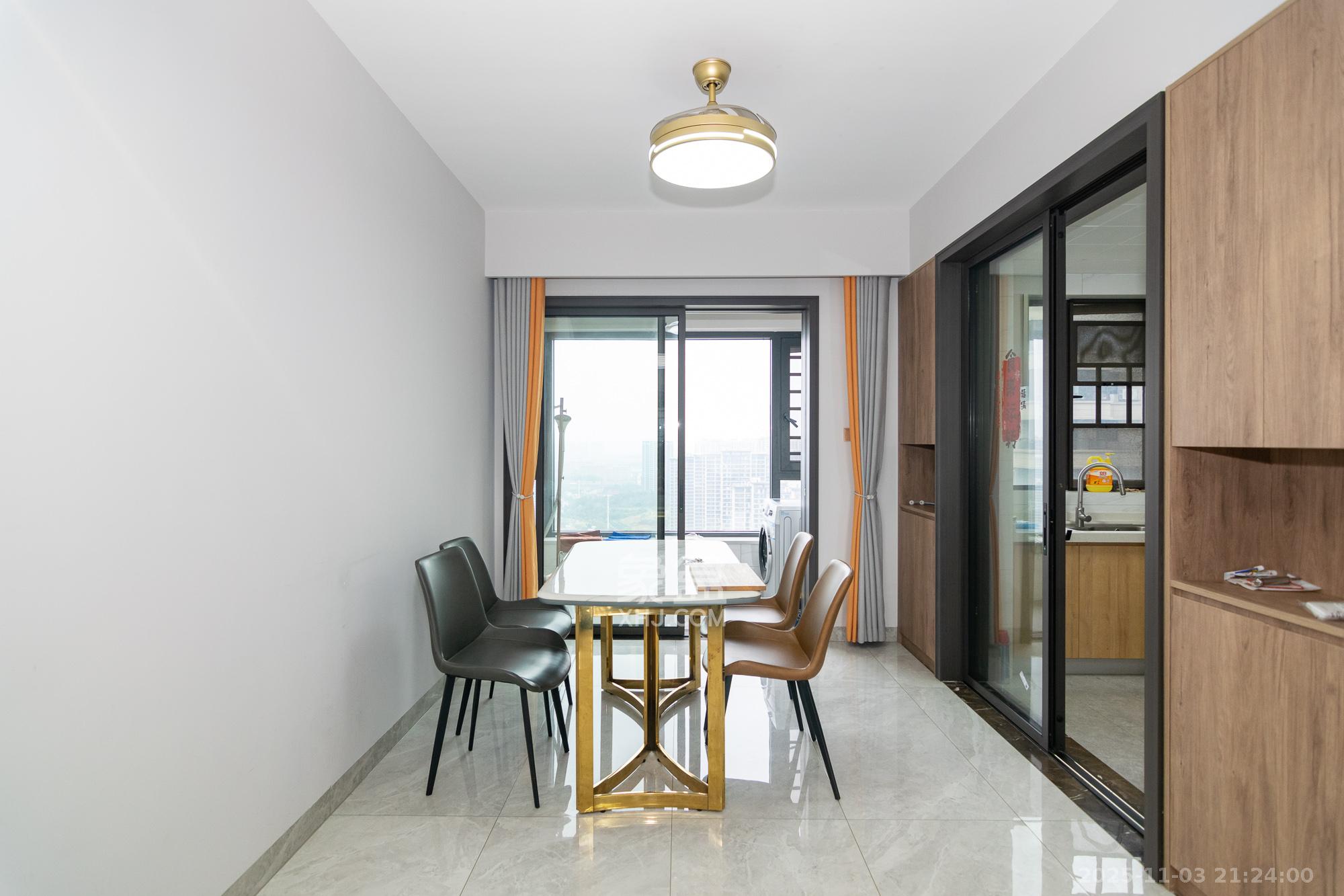 润和山水郡 4室2厅2卫 116.0万 润和山水郡 4室2厅2卫 116.0万客厅