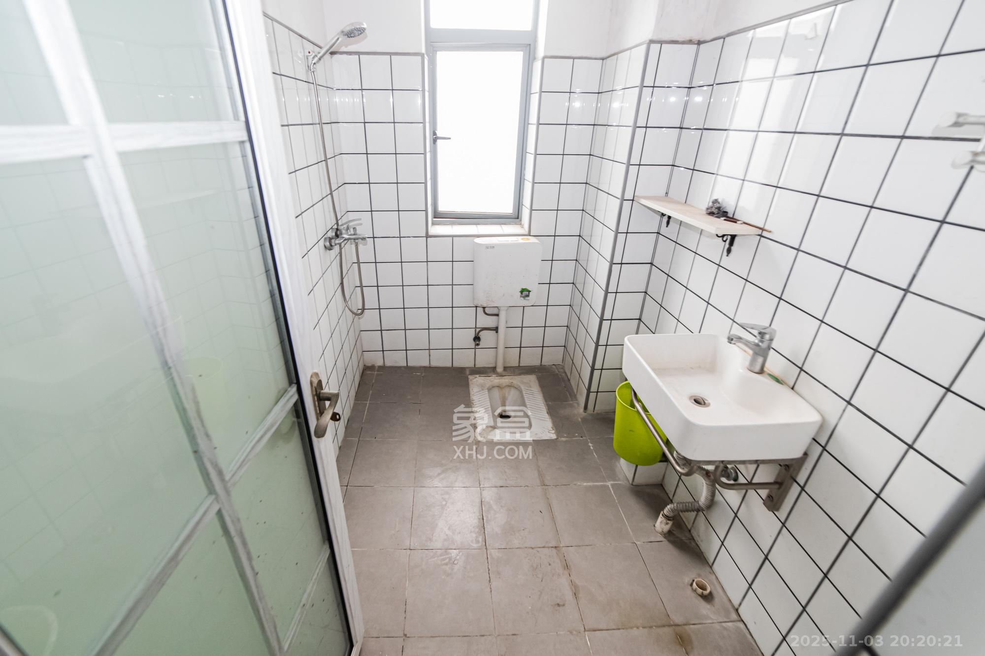 滨江君悦香邸  4室2厅2卫    108.0万卫生间