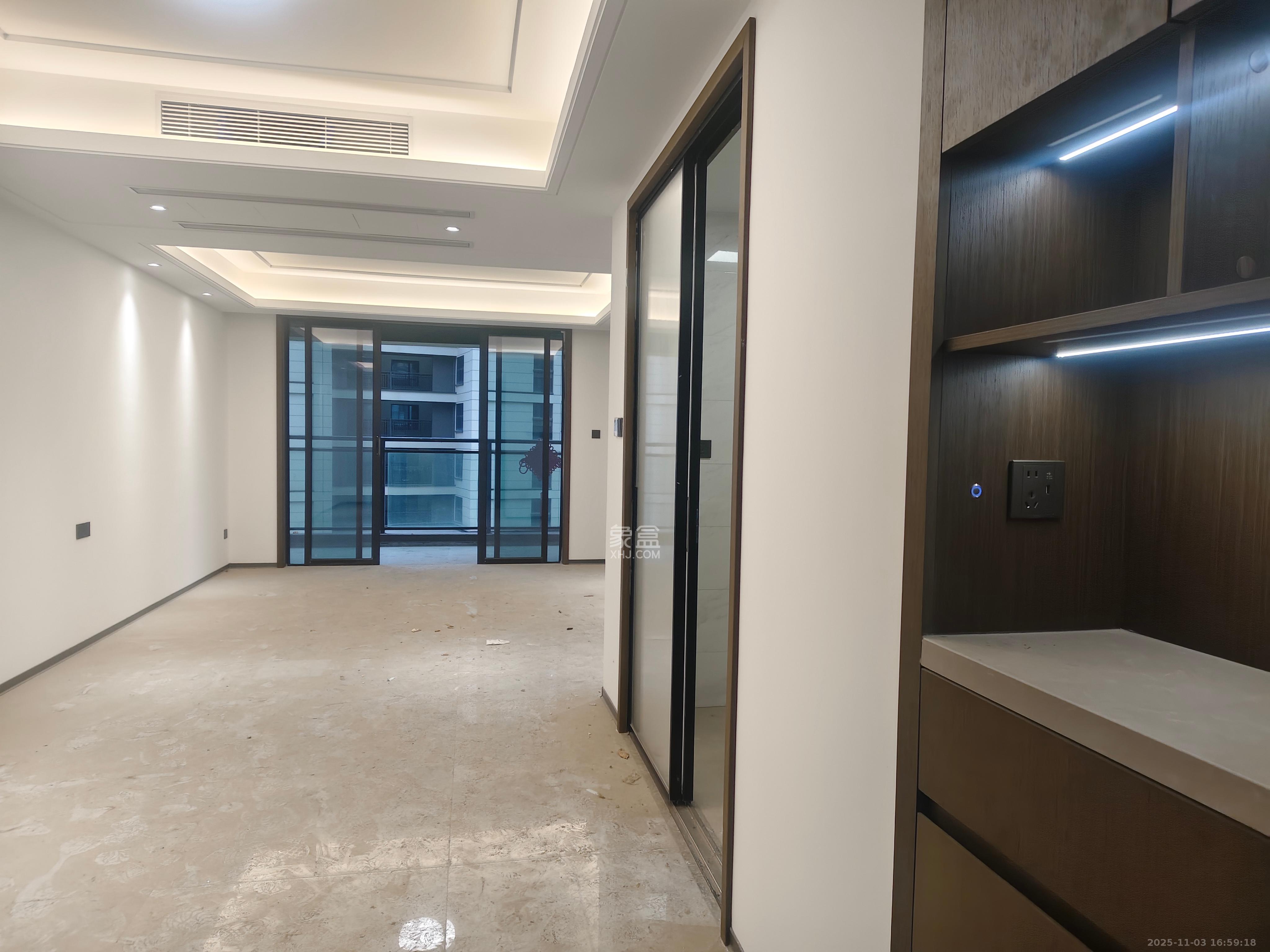 荣盛锦绣学府  4室2厅2卫    2000.0元/月室内图