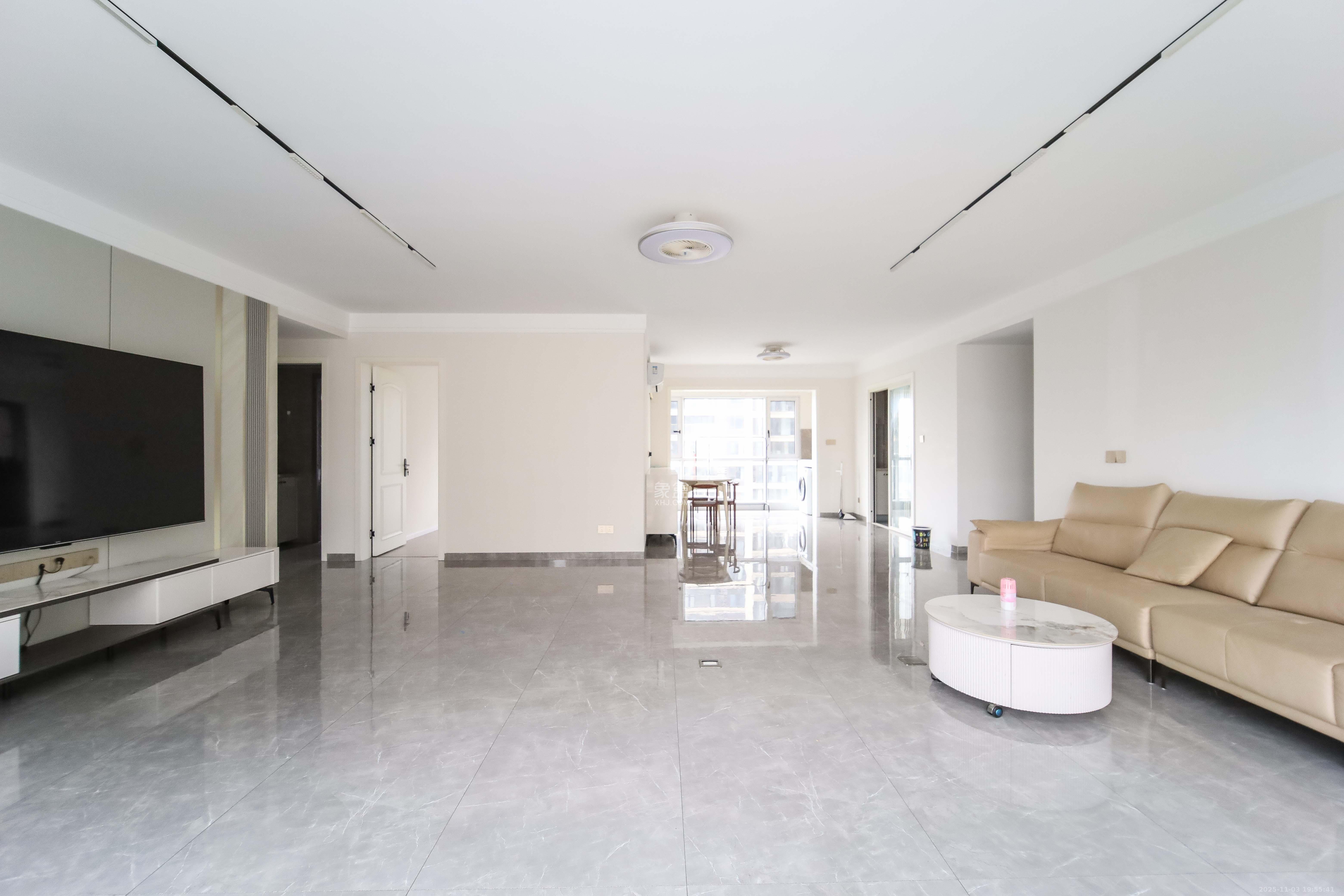 德奥悦东方  4室2厅3卫    229.0万客厅