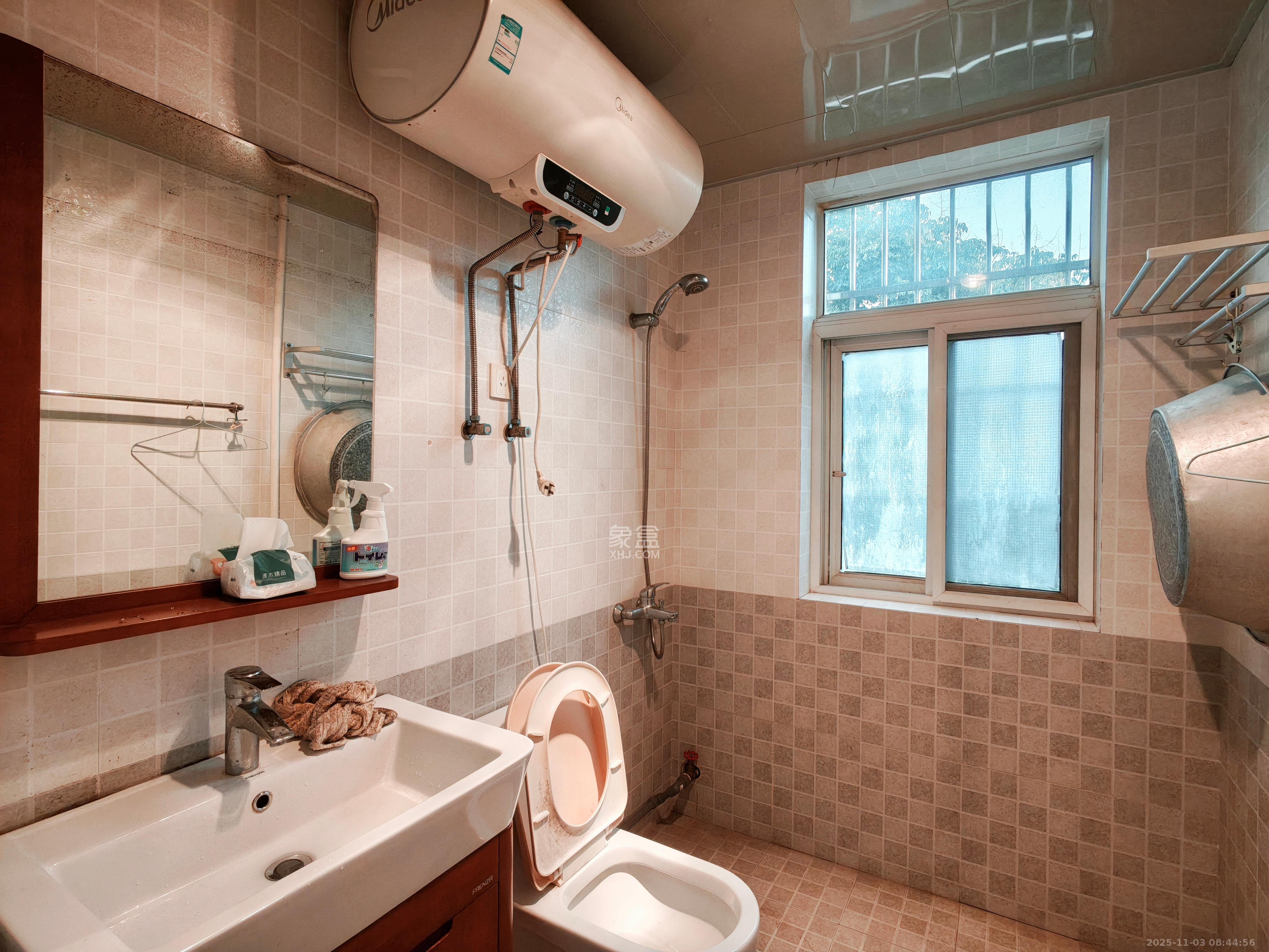 恩瑞麓山名园(龙王港小区)  2室2厅1卫    2300.0元/月 恩瑞麓山名园(龙王港小区)  2室2厅1卫    2300.0元/月室内图