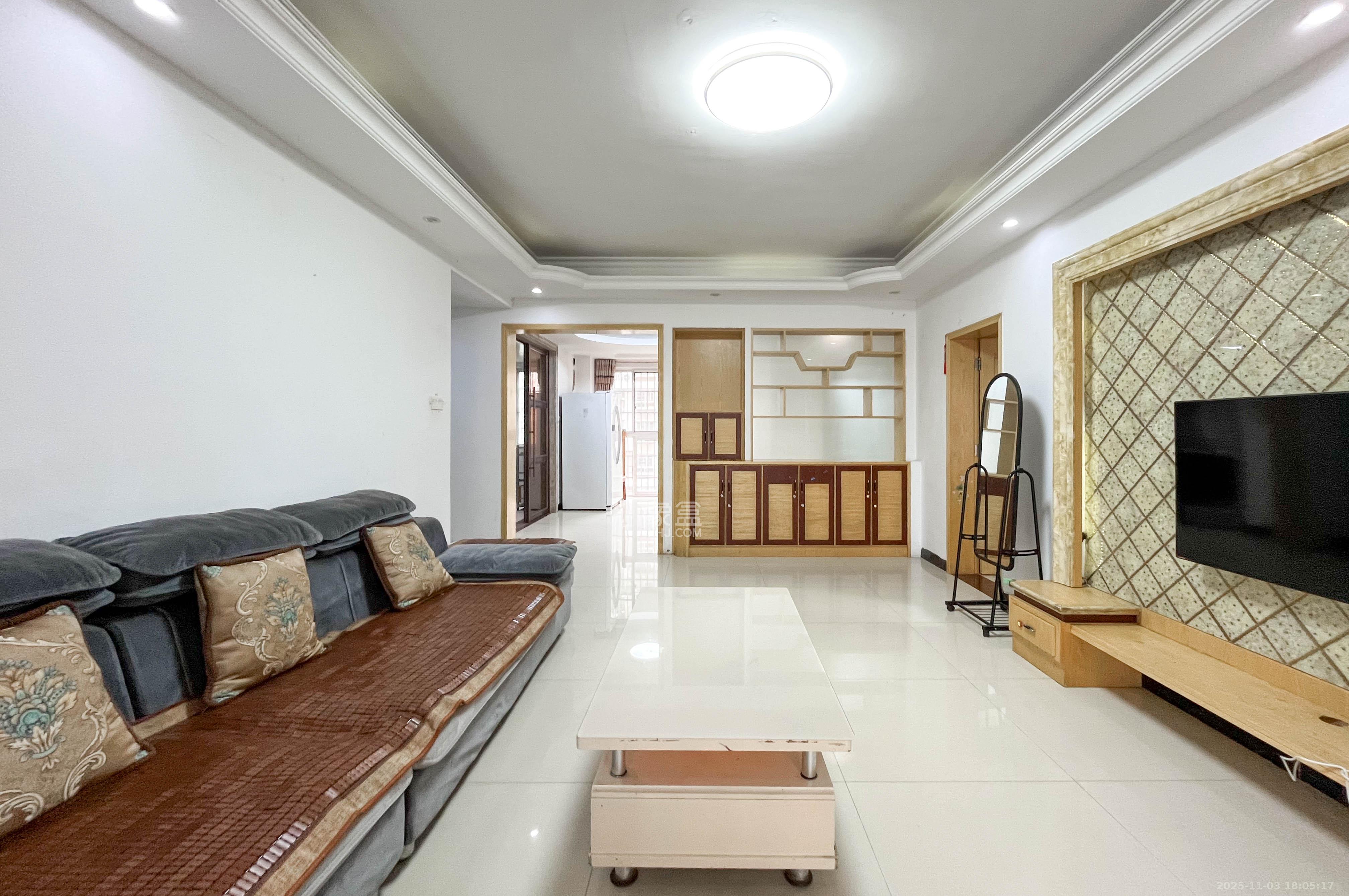 中房F联邦  3室2厅2卫    90.0万客厅