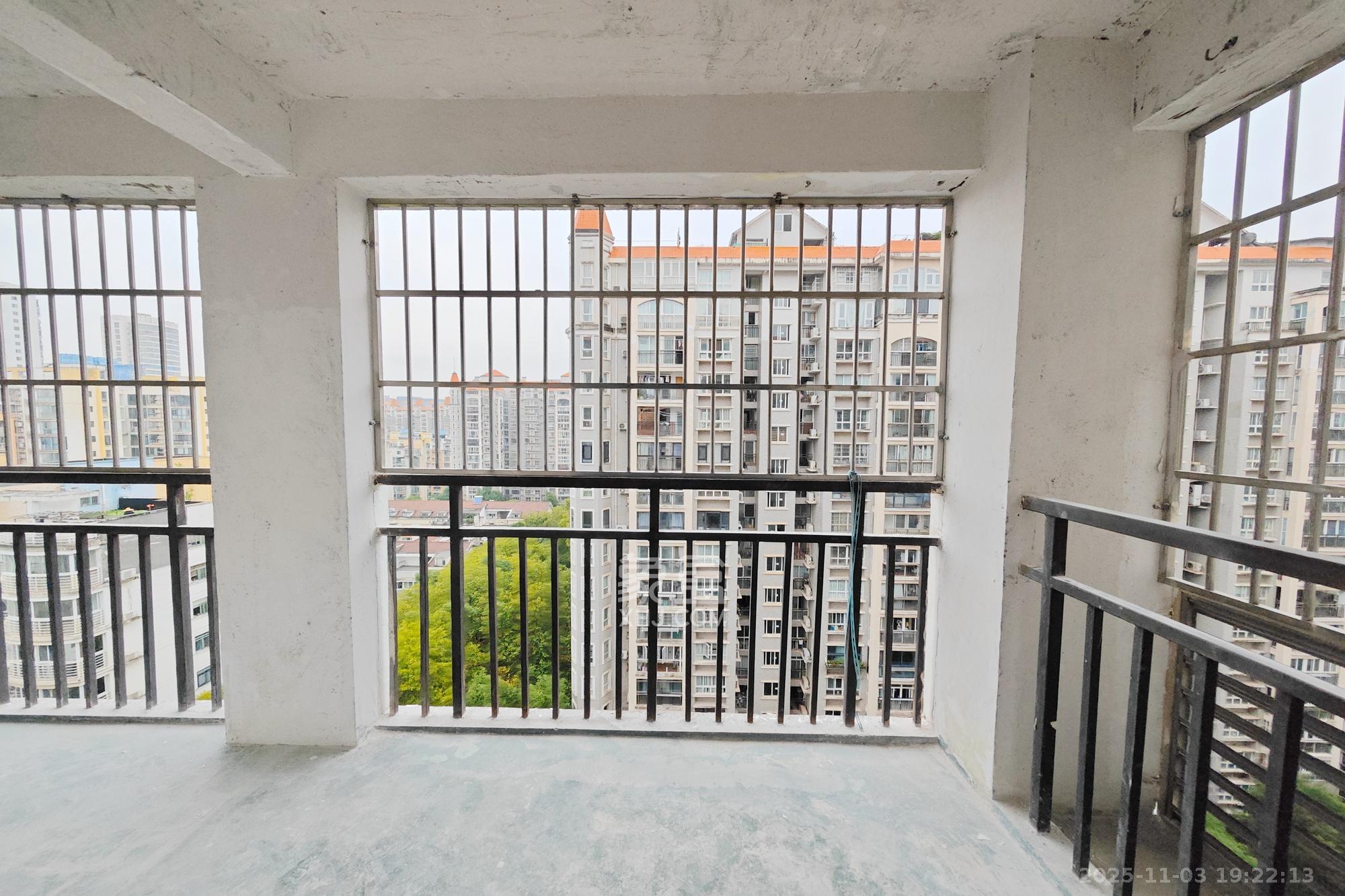 嘉盛华庭(一期、二期、三期) 4室2厅1卫 88.0万 嘉盛华庭(一期、二期、三期) 4室2厅1卫 88.0万阳台