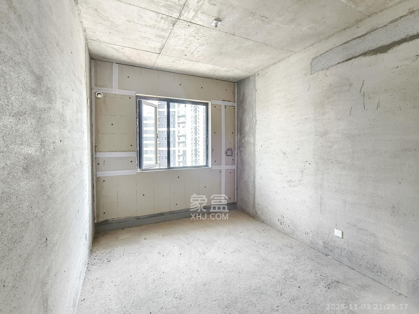 新长海玖龙台 4室2厅2卫 85.0万 新长海玖龙台 4室2厅2卫 85.0万卧室