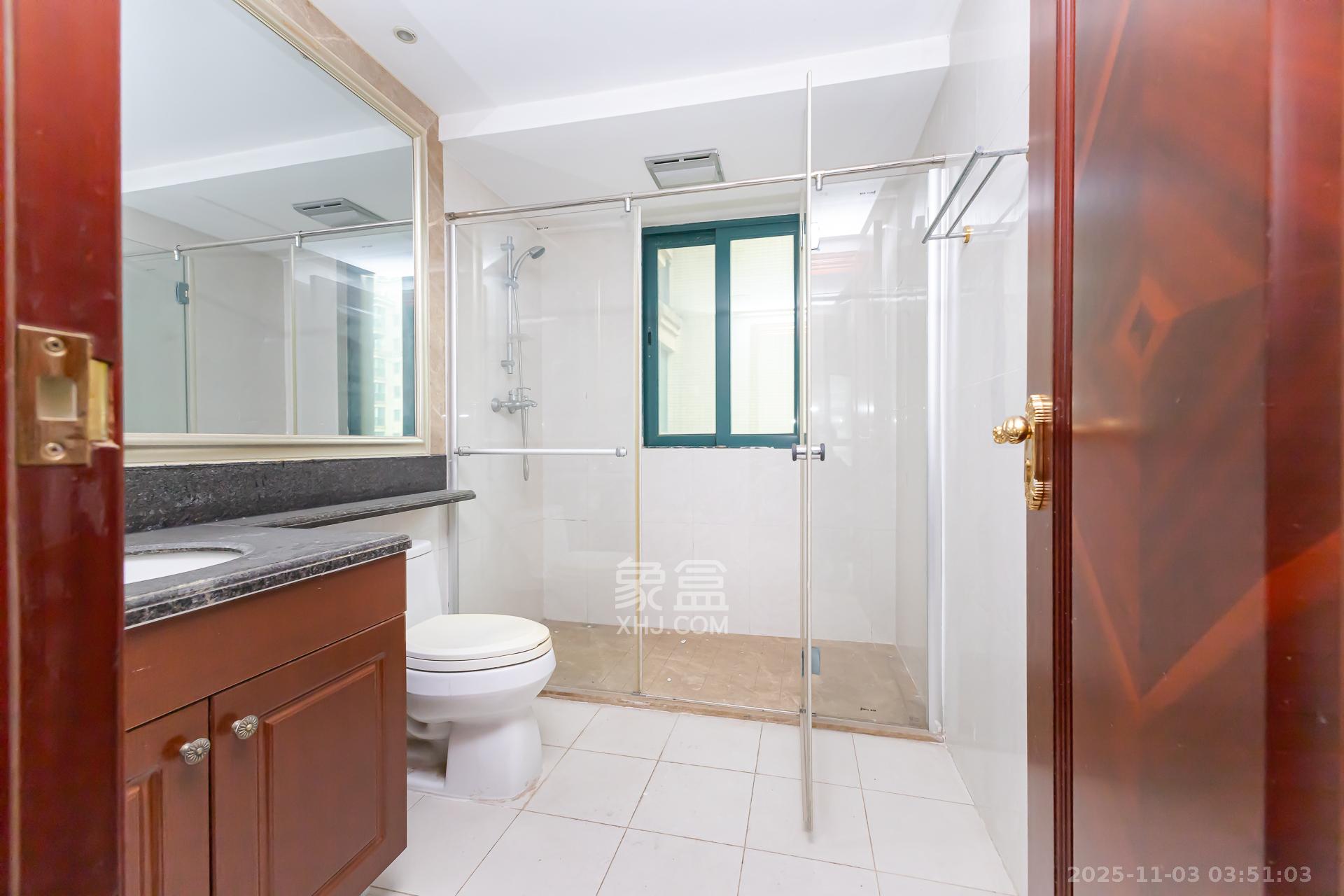 恒大名都  4室2厅2卫    83.0万卫生间