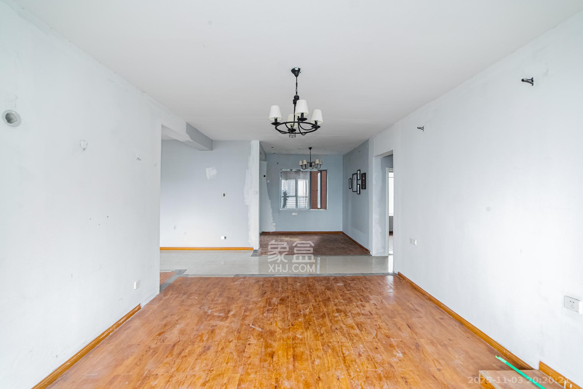 滨江君悦香邸  4室2厅2卫    108.0万客厅